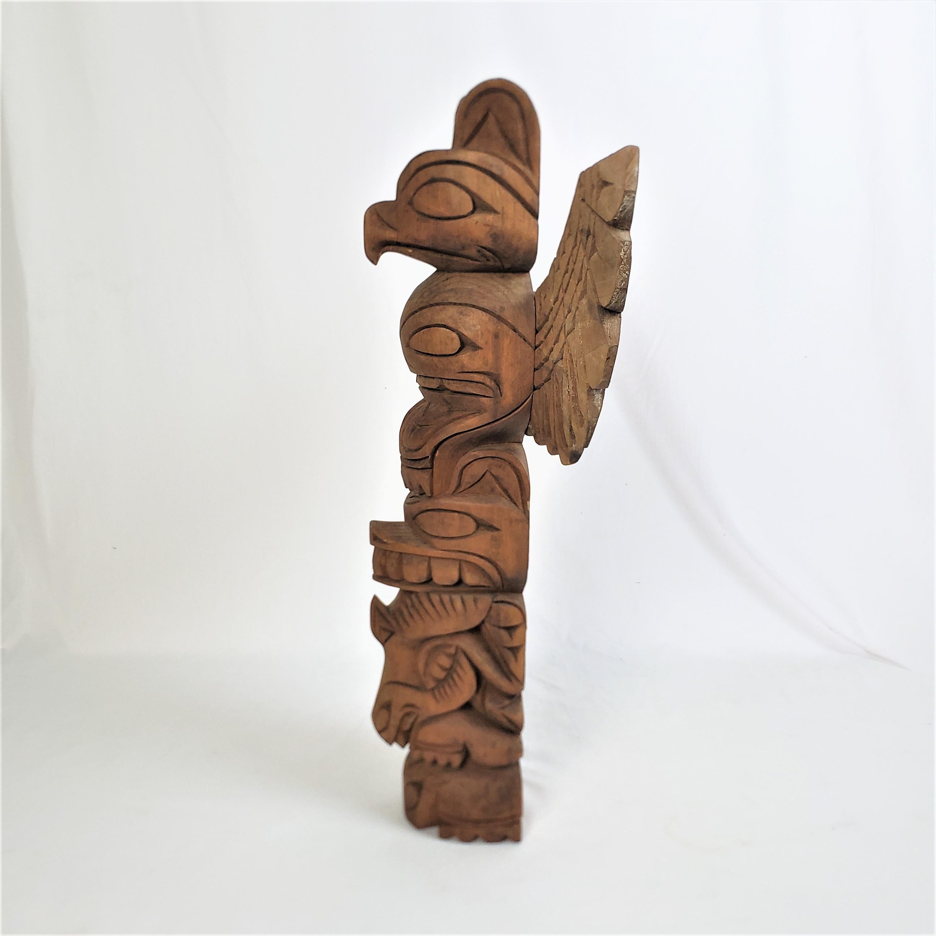 Totemstange im Haida-Stil von John Williams, signiert, Indigene Kunst der amerikanischen Westküste (Handgeschnitzt) im Angebot