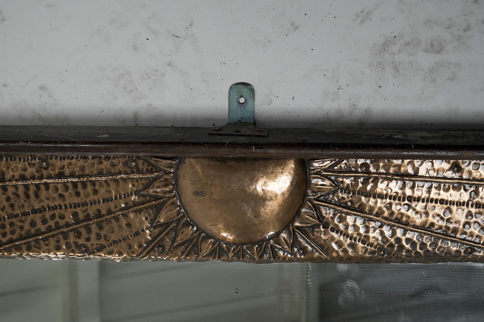 William Williams. The Guild of Handicraft. Ein riesiger und außergewöhnlicher Kupferspiegel im Zustand „Gut“ im Angebot in London, GB