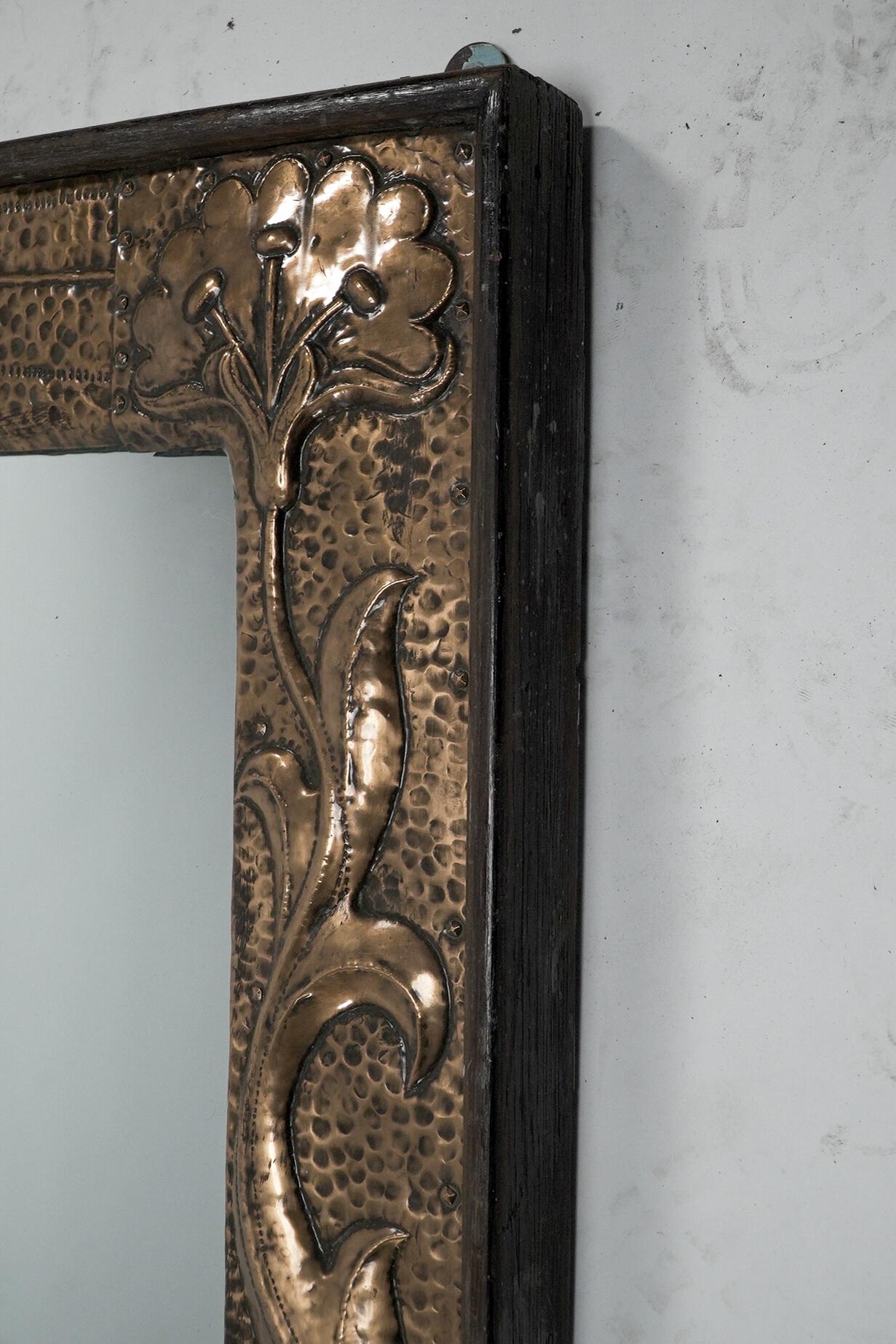 Cuivre John Williams. The Guild of Handicraft Un énorme et exceptionnel miroir en cuivre en vente