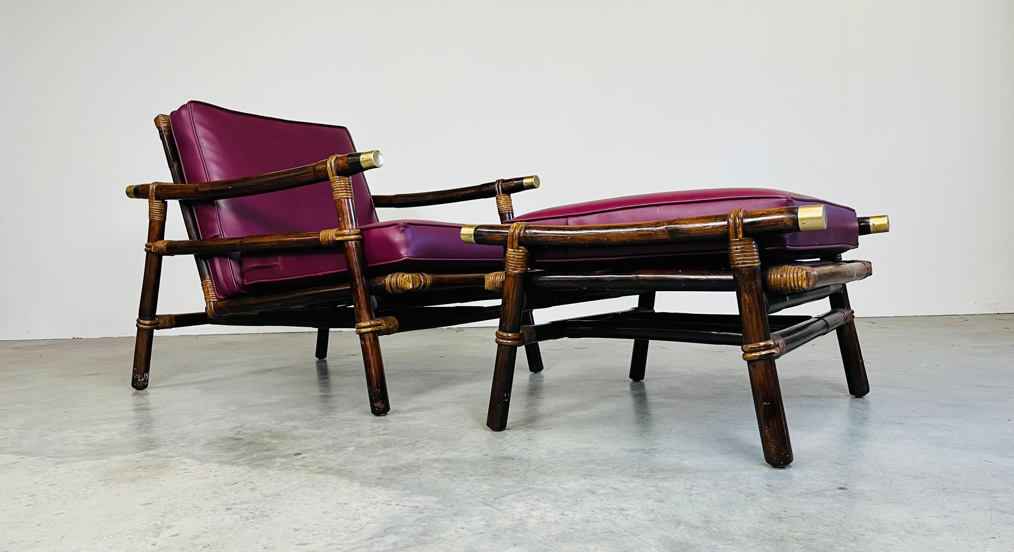 Ficks Reed Pagode Stil Lounge Stuhl & Ottomane Set aus Bambus, Rattan, Bast mit Federsitzen und Ottomane. In wunderbarem Vintage-Zustand mit exzellentem Stock und durchgehendem Banding. Das Set wurde von Hand detailliert bearbeitet, wobei die warme,