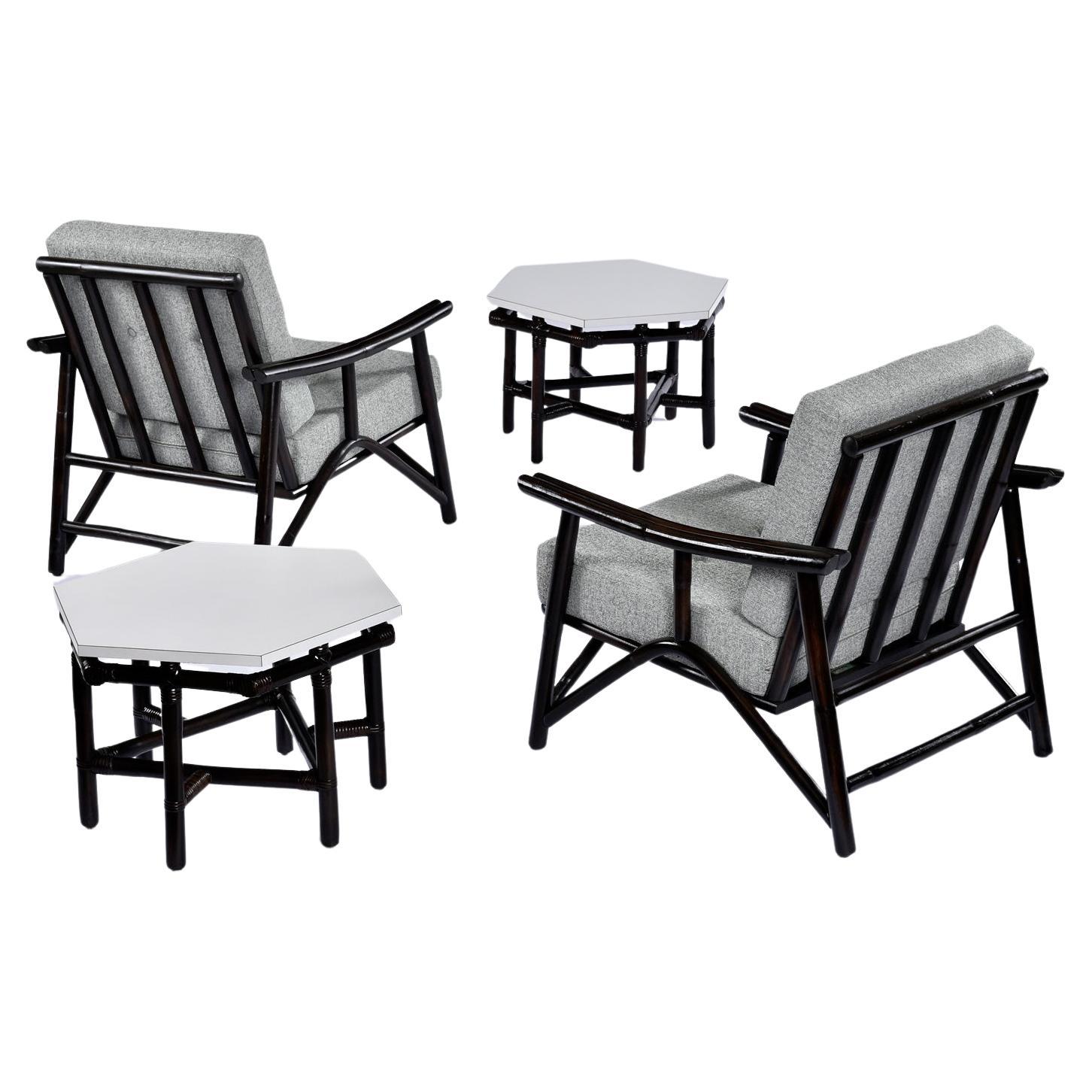 Une fusion savoureuse de styles moderne, oriental et boho-chic.  Luxueux groupe de sièges en bambou de John B. Wisner pour Ficks Reed.  La collection 