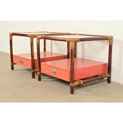 Pareja de mesas auxiliares con tapa de cristal de la Regencia de Hollywood de mediados de siglo John Wisner