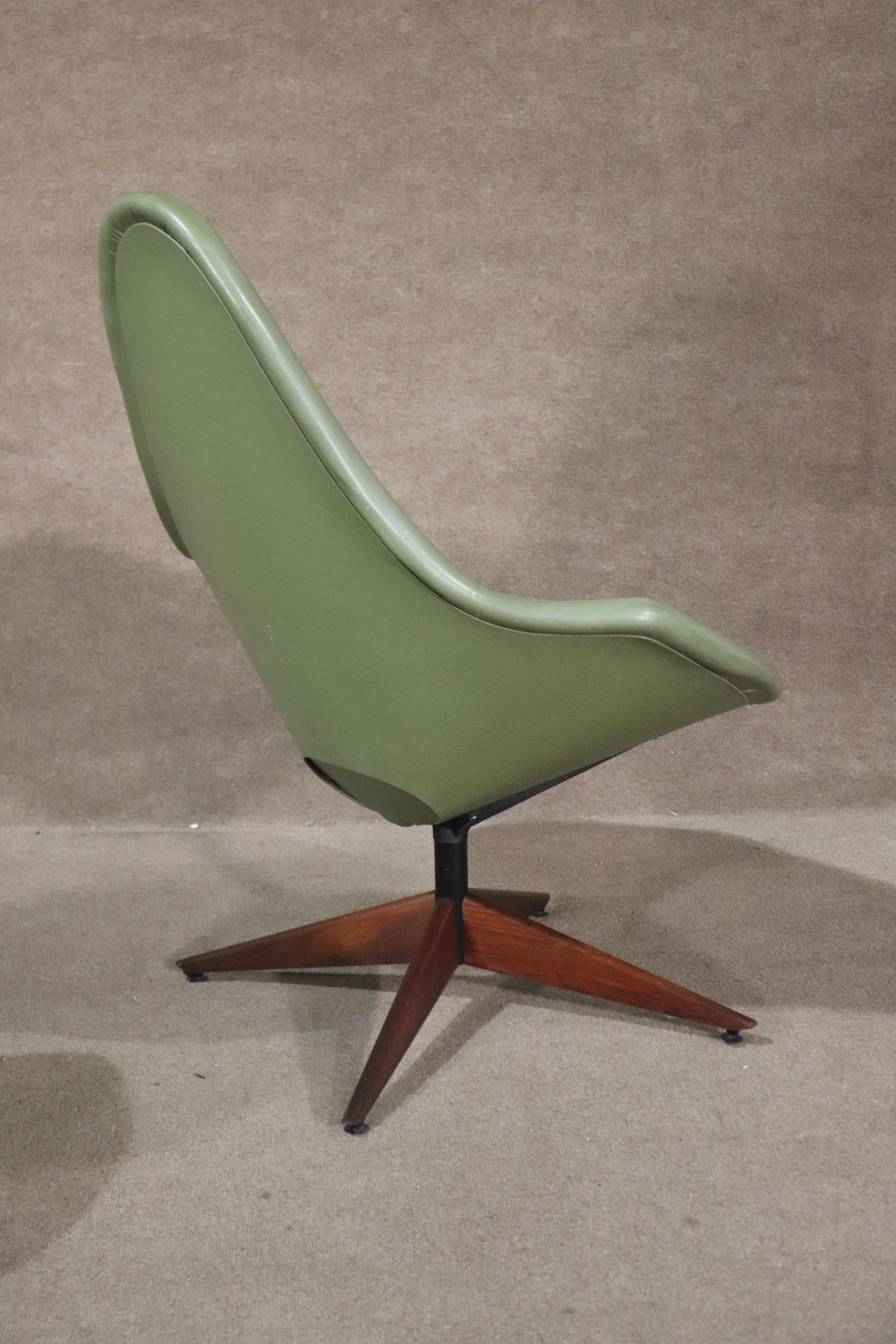 Moderner Drehstuhl aus der Mitte des Jahrhunderts von John Yellin für IV Chair Corp. Fun 1960er Jahre Atomzeitalter Stil Form Stuhl mit Hocker.
Bitte bestätigen Sie den Standort NY oder NJ