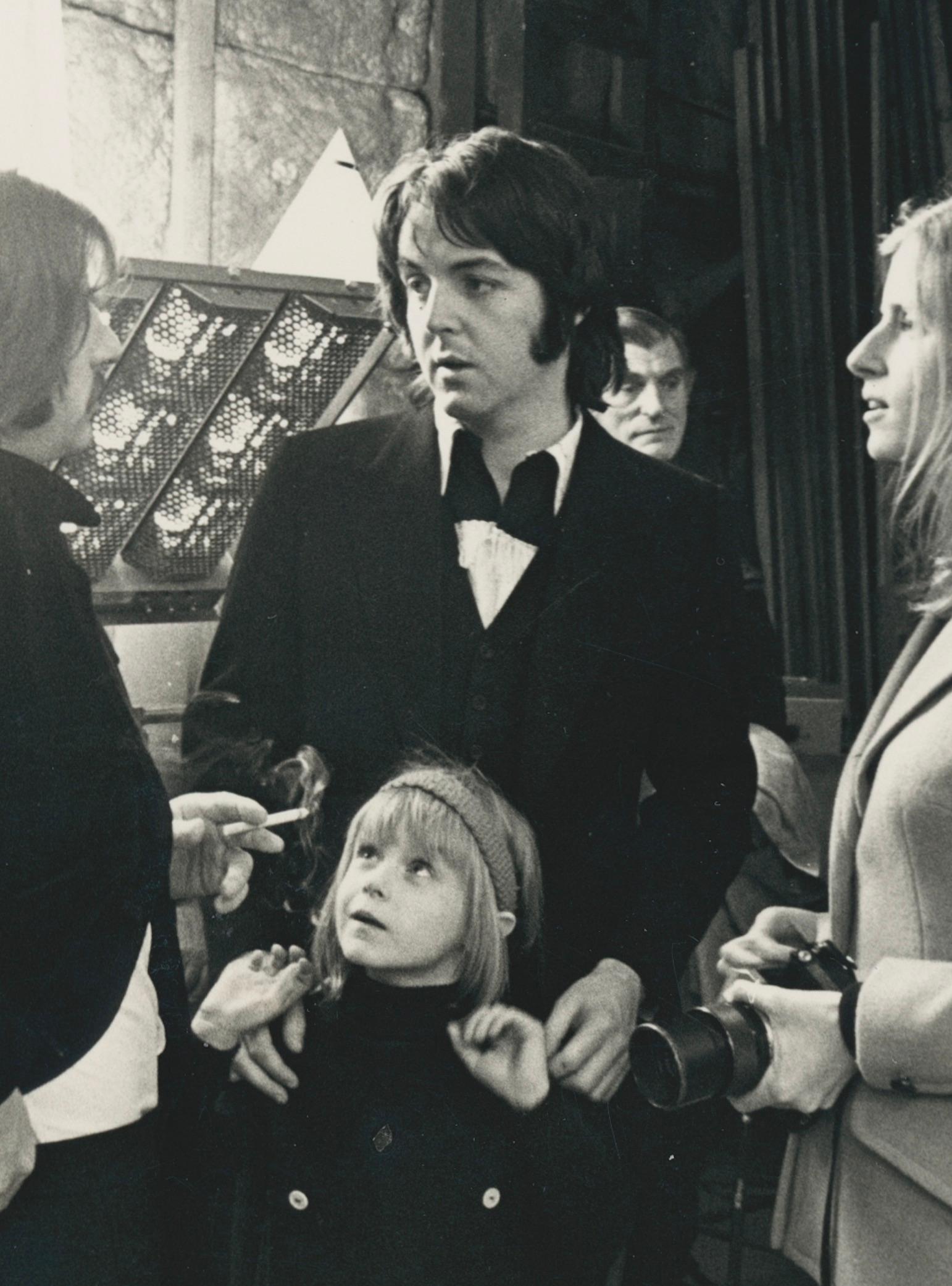 Paul McCartney, Familie, Schwarz-Weiß-Fotografie 25,3 x 20,7 cm – Photograph von John Young