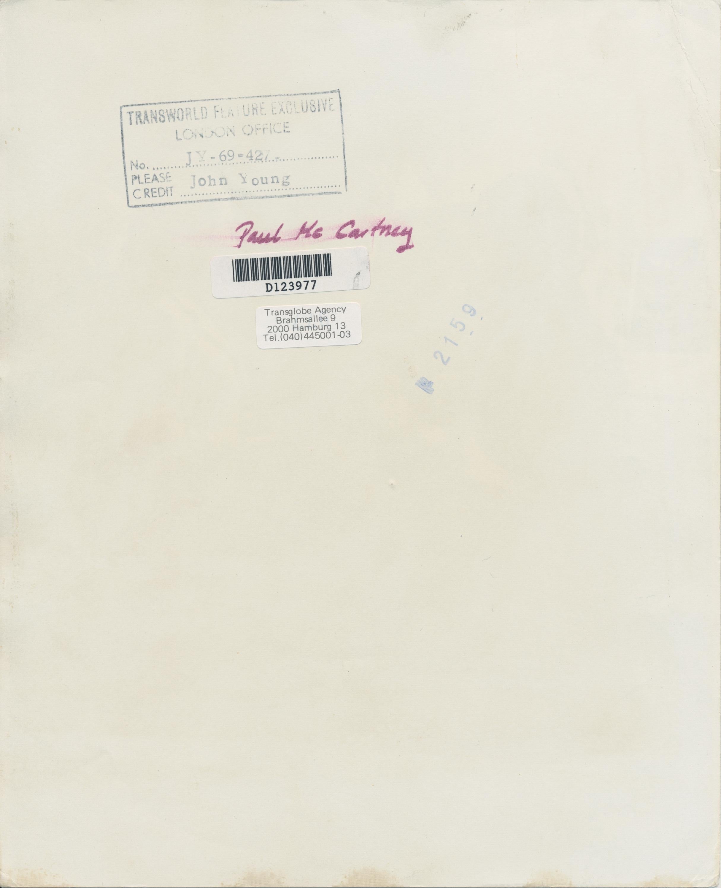 Paul McCartney, Familie, Schwarz-Weiß-Fotografie 25,3 x 20,7 cm (Moderne), Photograph, von John Young