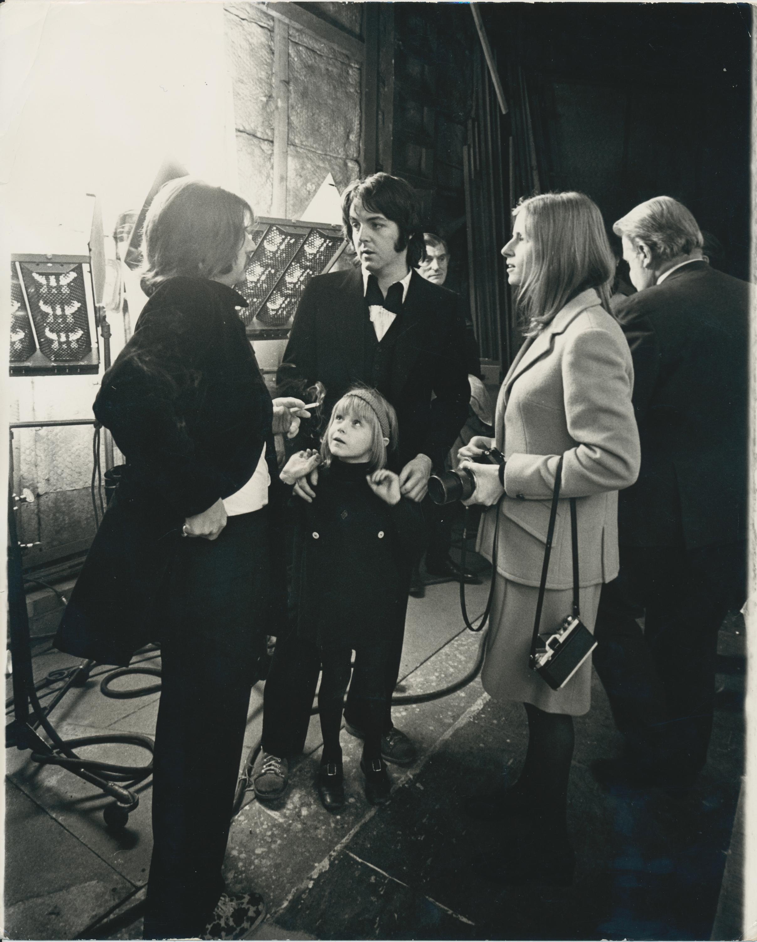 John Young Portrait Photograph – Paul McCartney, Familie, Schwarz-Weiß-Fotografie 25,3 x 20,7 cm