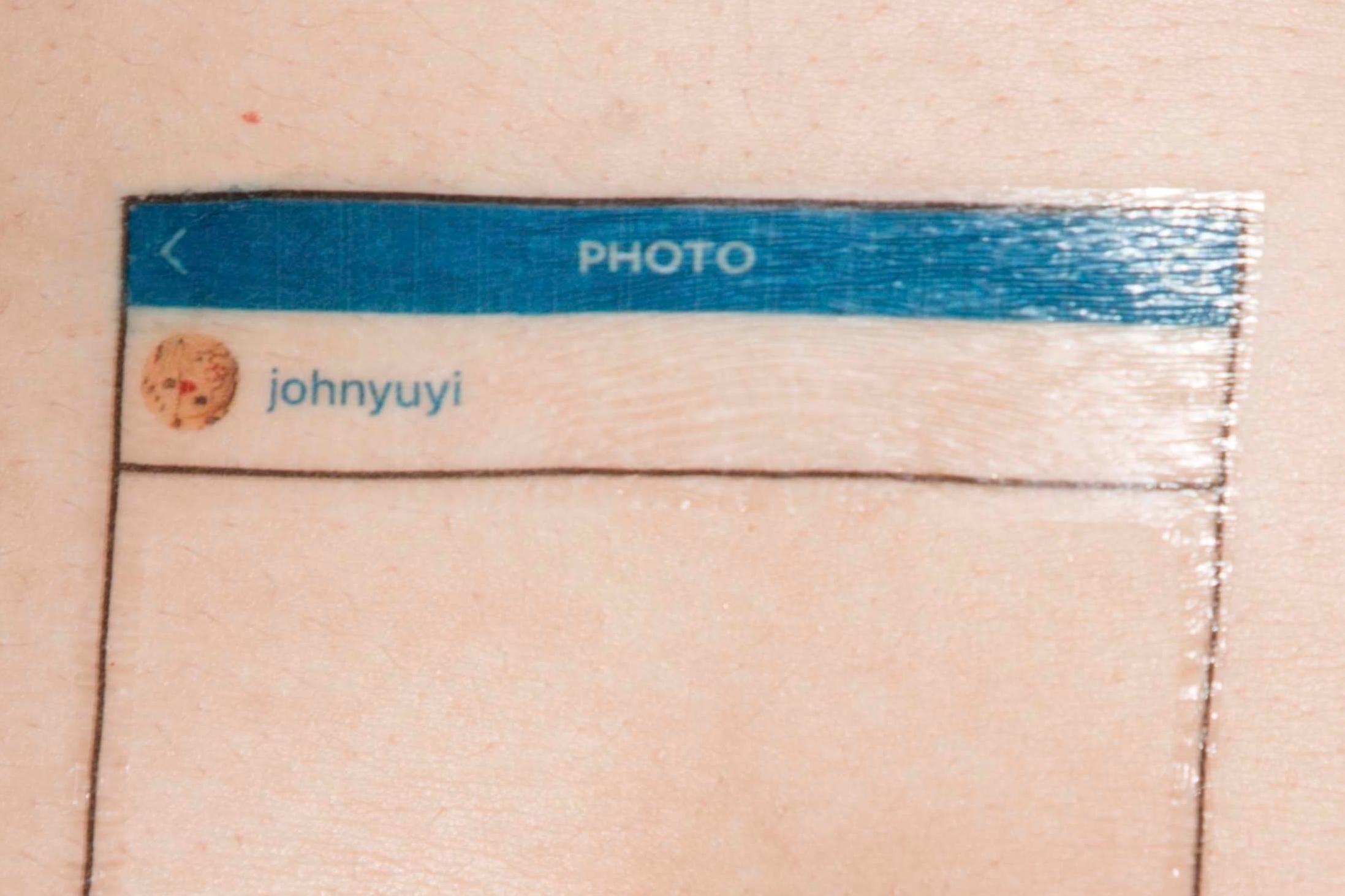 Button Belly de John Yuyi, tatouage temporaire, médias sociaux, photographie, corps en vente 2