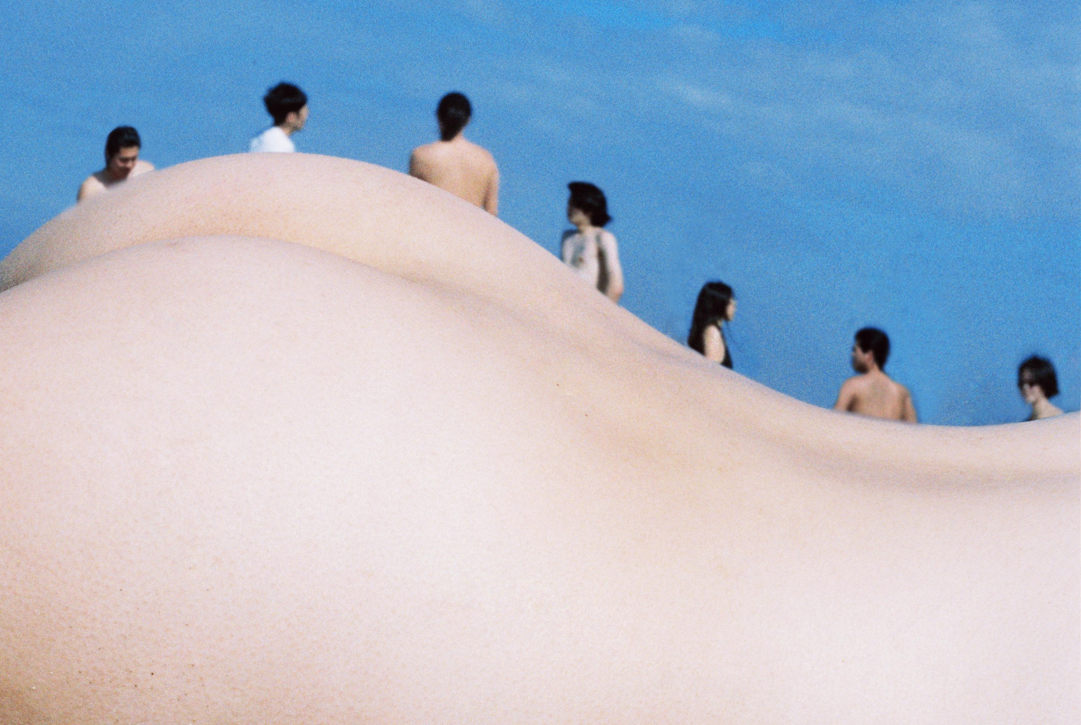 People on the beach 2 John Yuyi, Nu, Figure humaine, Photographie abstraite en vente 3