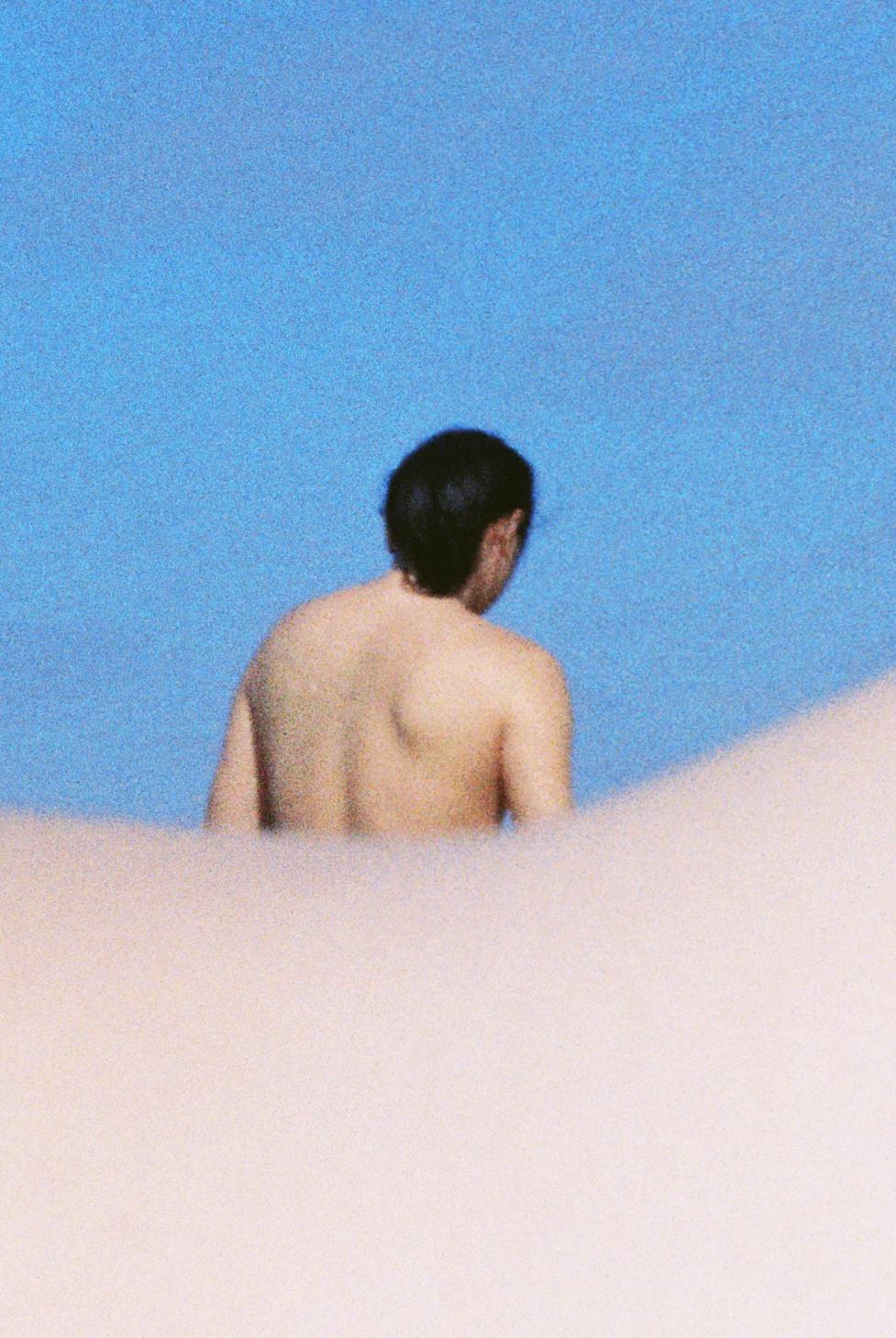 Personnes sur la plage 5 - John Yuyi, Nu, Figure humaine, Photographie, Abstrait en vente 3