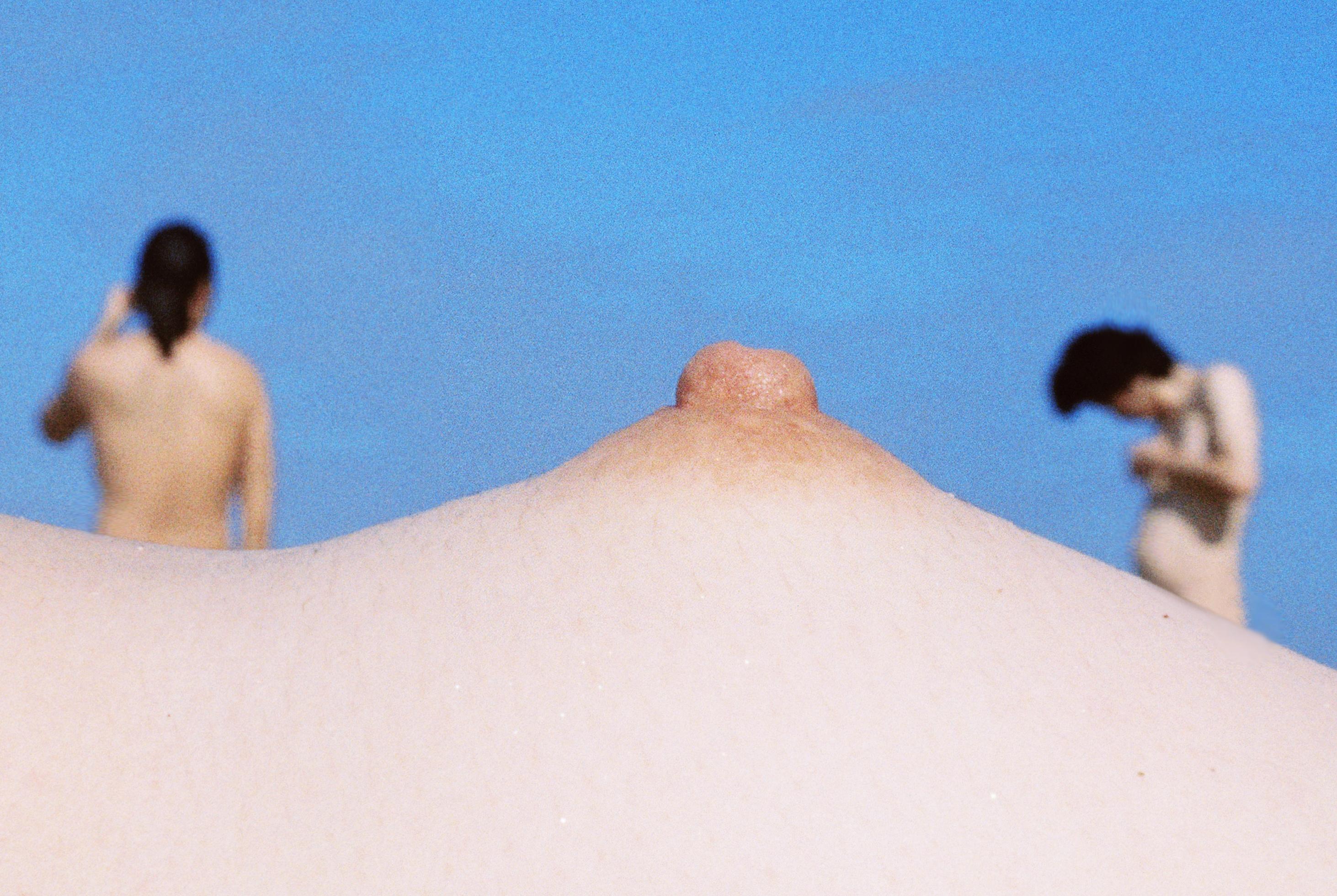 Gente en la playa 6 - John Yuyi, Desnudo, Figura humana, Fotografía, Abstracto en venta 1