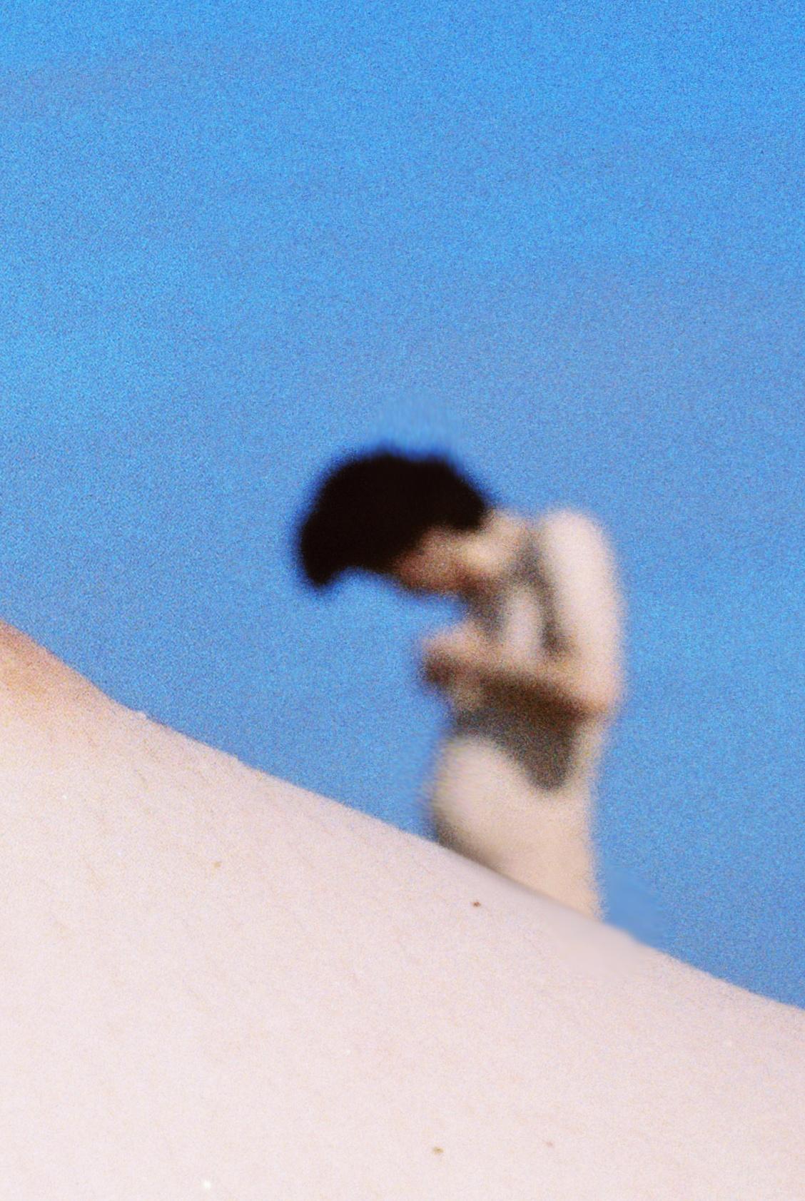 Gente en la playa 6 - John Yuyi, Desnudo, Figura humana, Fotografía, Abstracto en venta 3