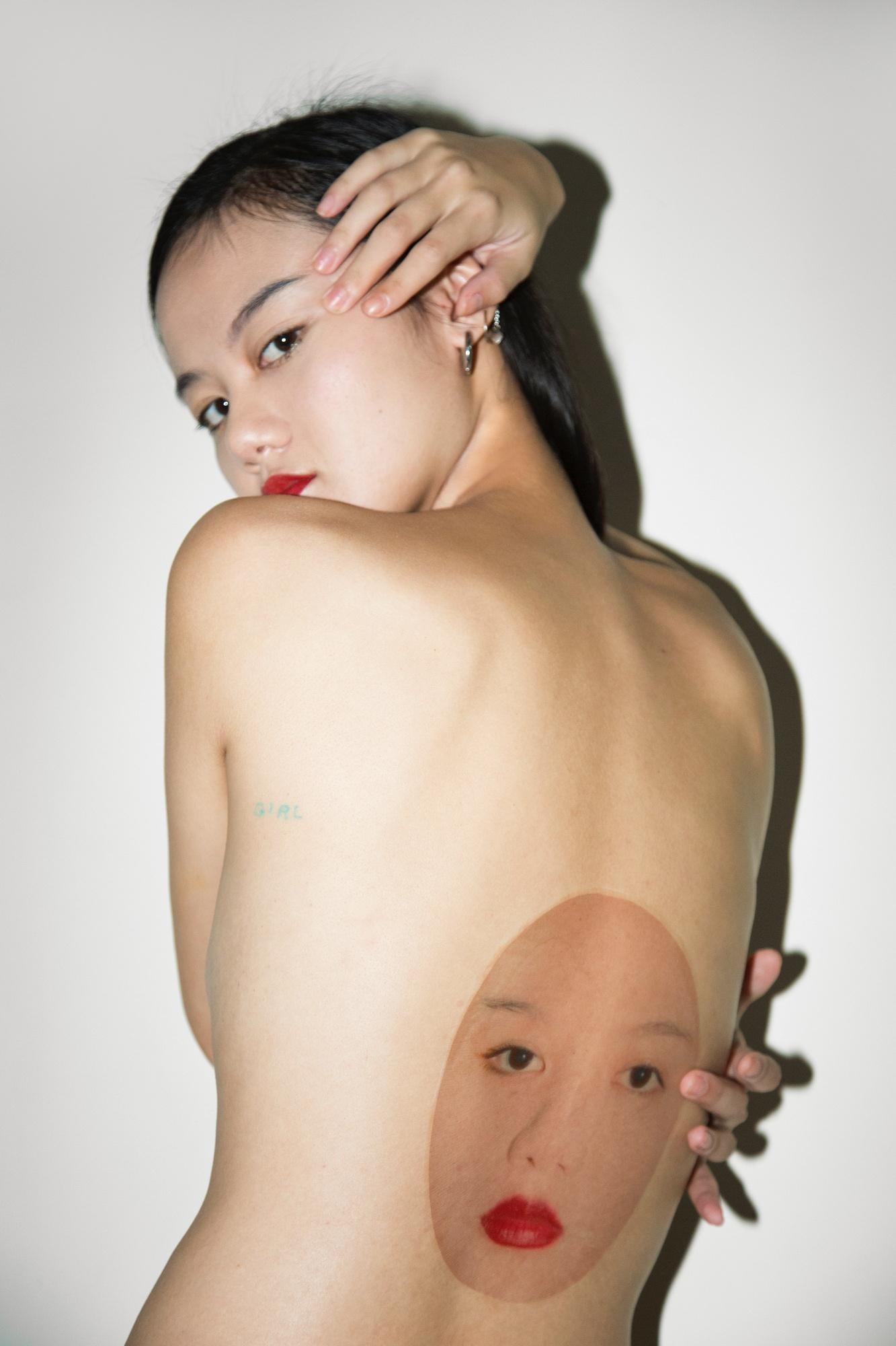 JOHN Yuyi (*1991, Taiwan)
Das Gesicht 2, 2016
Archivalischer Pigmentdruck
Blatt 90 x 60 cm (36 x 24 in.)
Auflage von 6, plus 2 AP; Ed. Nr. 1/6

John Yuyi (*1991, Taiwan) ist weltweit als interdisziplinäre Stimme ihrer Generation in Kunst, Mode und