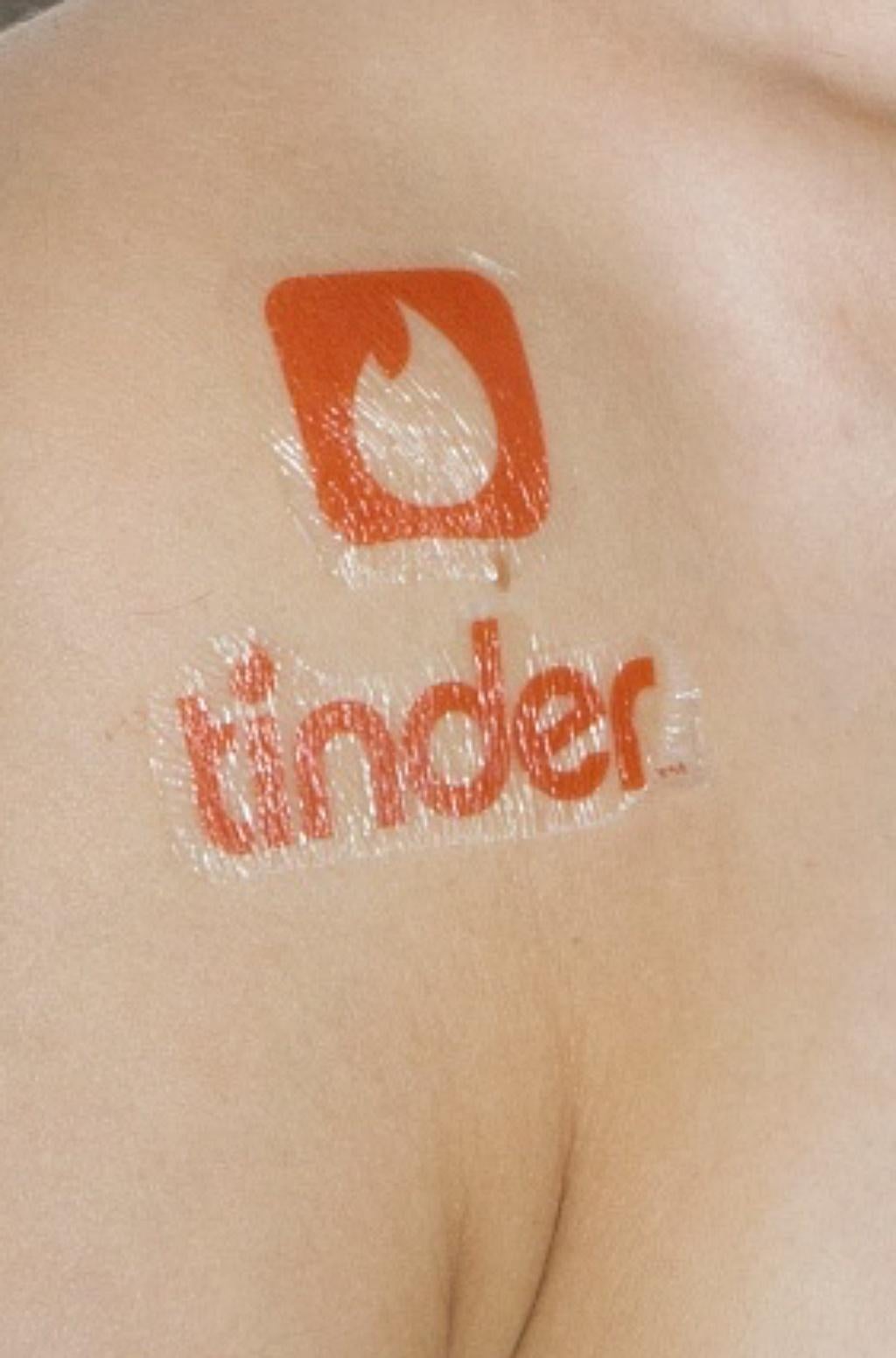 Tinder Match 2 John Yuyi, tatouage temporaire, médias sociaux, photographie, corps en vente 2