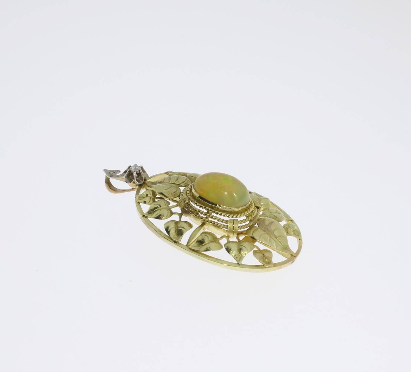 John Zerano Art Nouveau Opal Pendant with 14 K Yellow Gold Chain In Excellent Condition For Sale In Berlin, DE