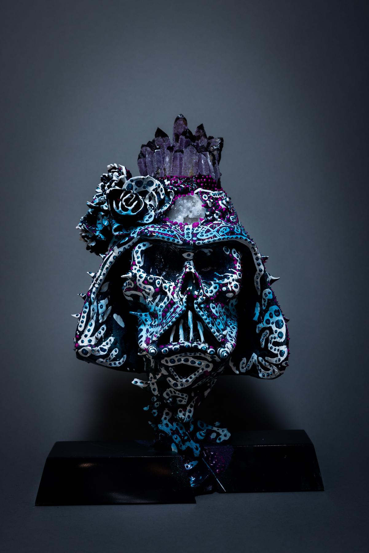 Darth Amethyst – Sculpture von Johnathan Ball