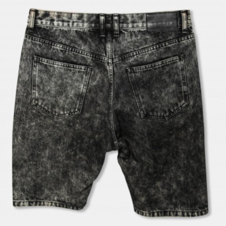 Aktualisieren Sie Ihre Garderobe mit diesen Shorts von Johnlawrencesullivan. Diese grauen Denim-Shorts mit Knopfverschluss, fünf Taschen und Gürtelschlaufen sorgen für eine bequeme Passform und einen modischen Look. Tragen Sie sie mit einem bequemen
