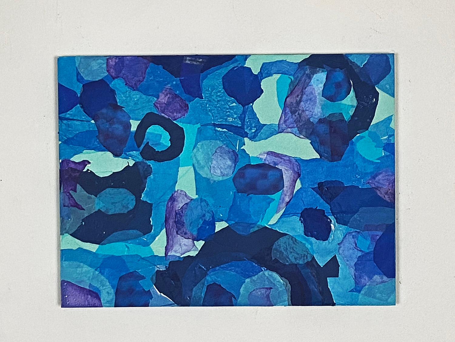 <p>Commenti dell'artista<br />I blu profondi e i viola si intrecciano in un disegno astratto. L'artista Johnny Karwan si è ispirato a una spiaggia dell'isola di Rhode in Grecia e ha realizzato l'opera d'arte fondendo a caldo sacchetti di plastica
