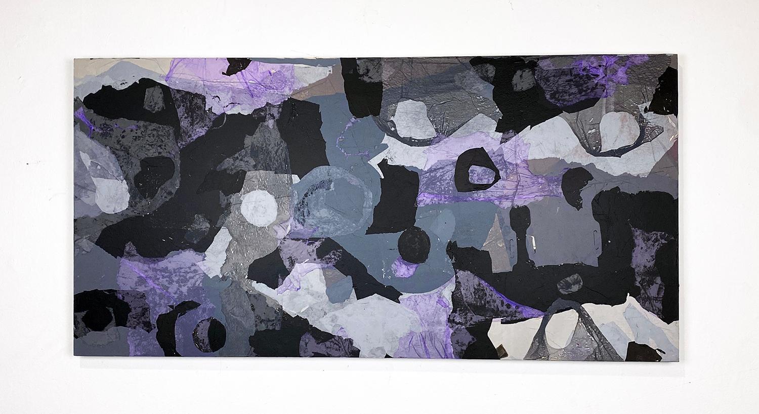 <p>Commenti dell'artista<br />Pezzi neri, grigi e viola di sacchetti di plastica riciclati si sovrappongono per creare una composizione astratta. L'artista Johnny Karwan ha applicato il materiale a caldo su una betulla baltica, sigillandolo con una