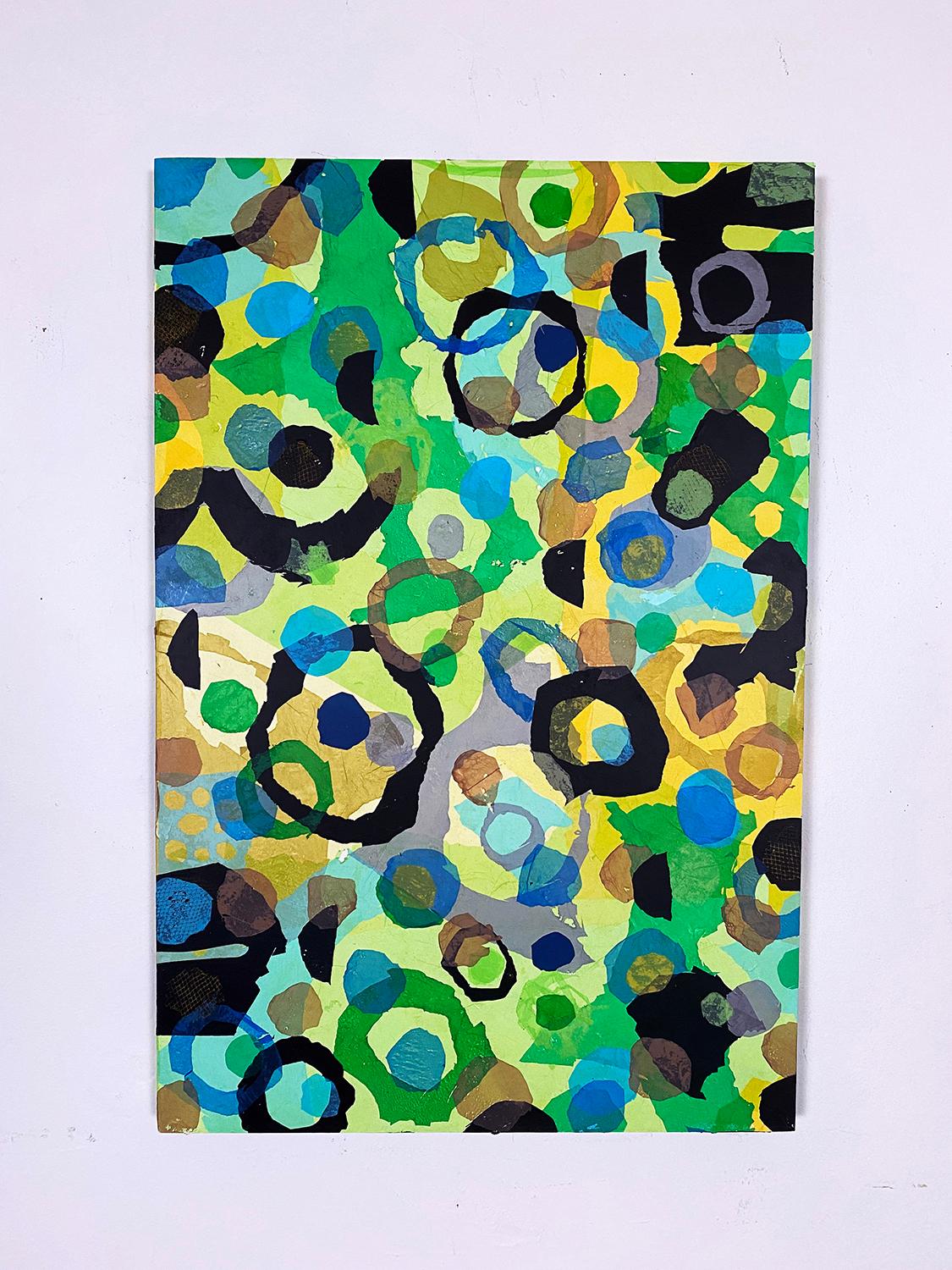 <p>Commentaires de l'artiste<br />Des points et des formes circulaires se chevauchent dans un mélange de noirs, de bleus et de tans sur un fond de verts et de jaunes. Inspiré par la Nature, l'artiste Johnny Karwan a utilisé des sacs en plastique