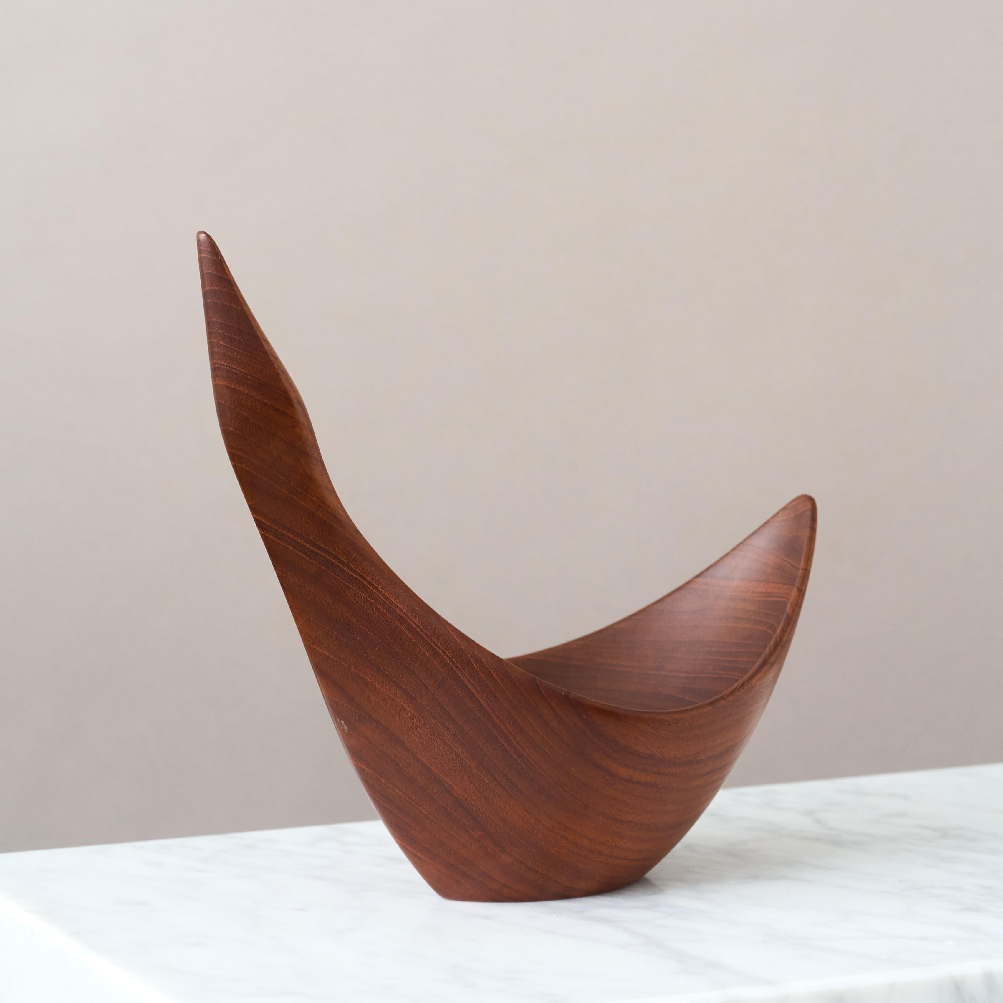 Johnny Mattsson Sculpture / Bol en teck sculpté à la main du milieu du siècle, Suède, années 1950. en vente 3