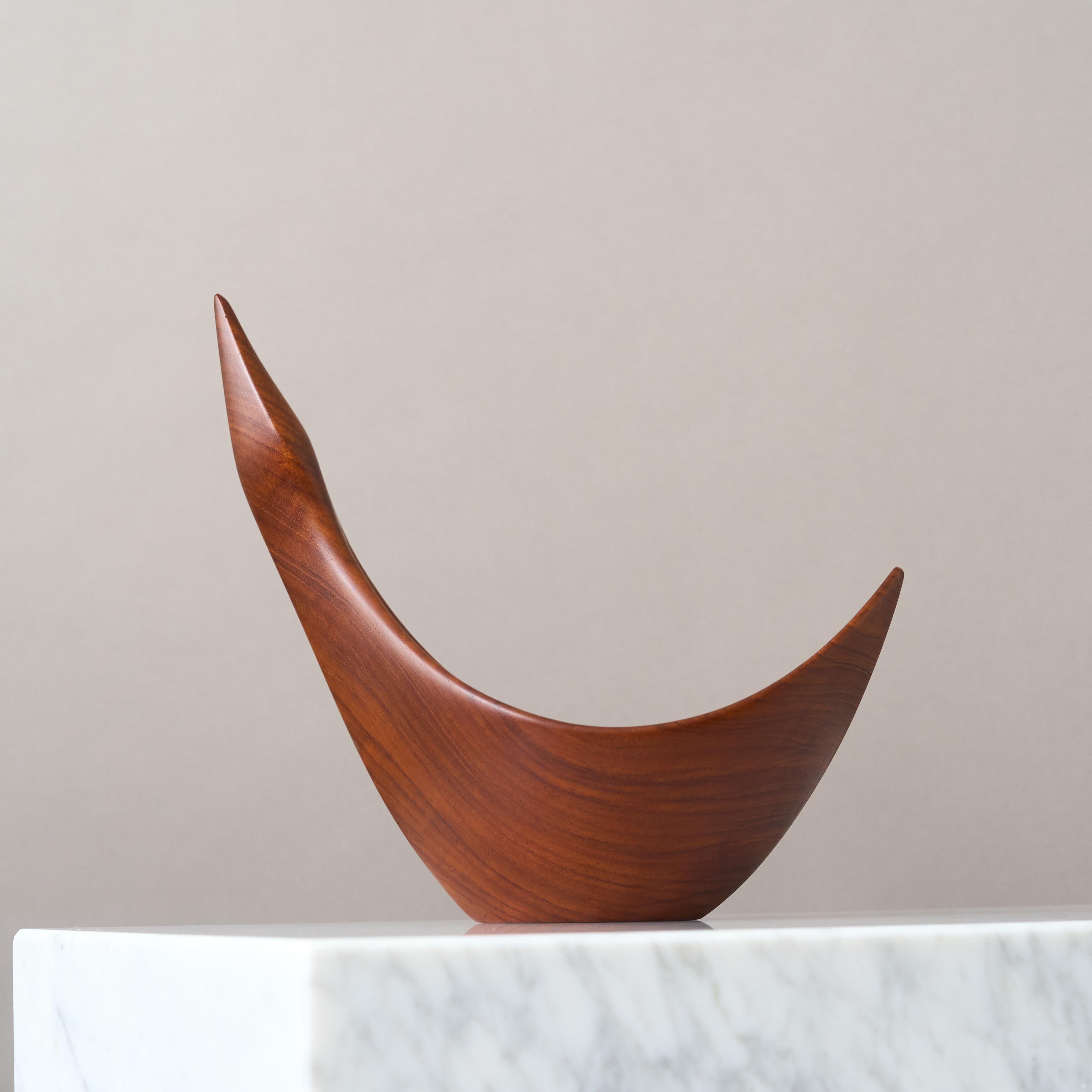 Magnifique sculpture / bol élancé en bois de teck, sculpté à la main, The Modern Scandinavian, avec une patine d'origine étonnante. 
Fabriqué par Johnny Mattsson en Suède, dans les années 1950.

Signé 