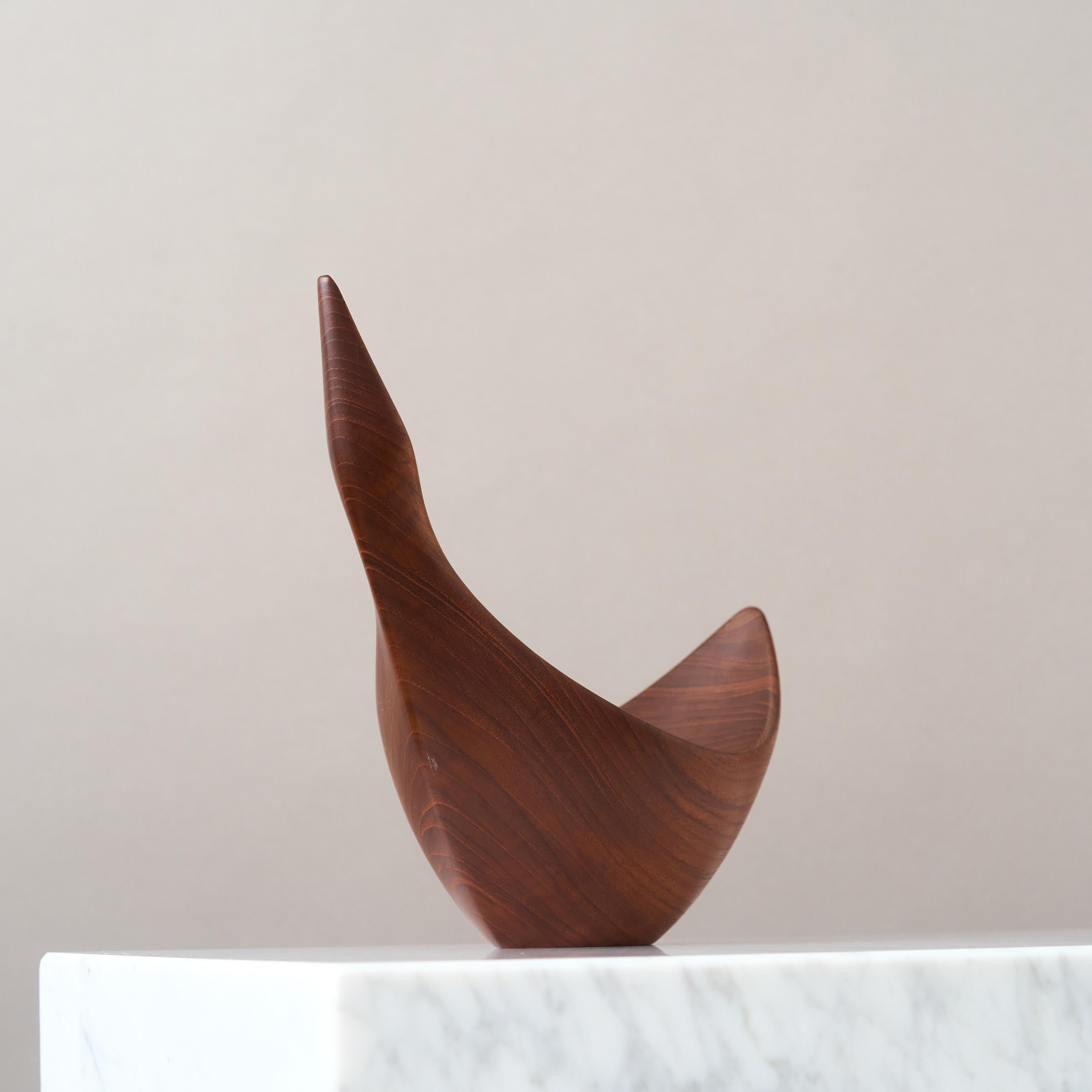 Scandinave moderne Johnny Mattsson Sculpture / Bol en teck sculpté à la main du milieu du siècle, Suède, années 1950. en vente