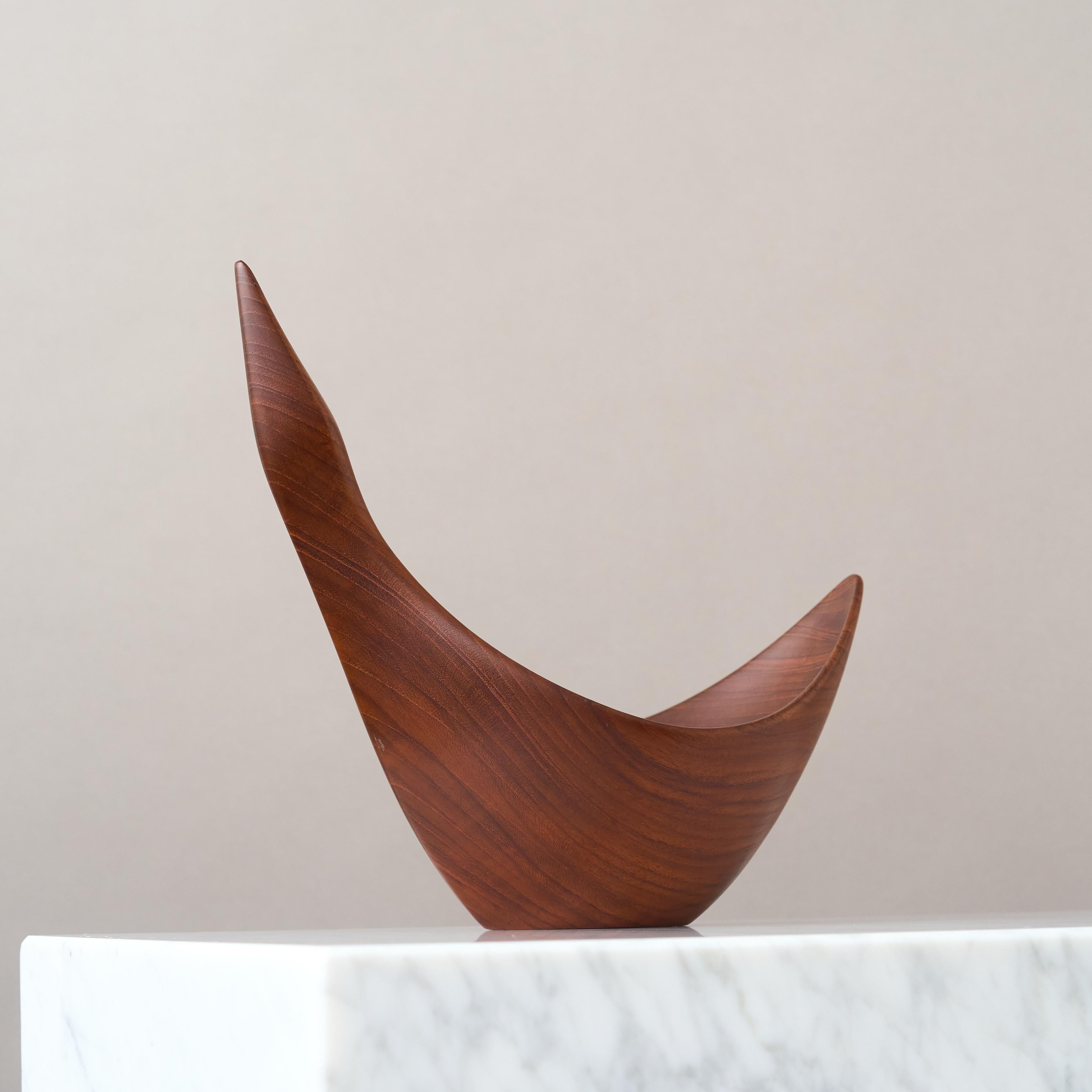 Suédois Johnny Mattsson Sculpture / Bol en teck sculpté à la main du milieu du siècle, Suède, années 1950. en vente