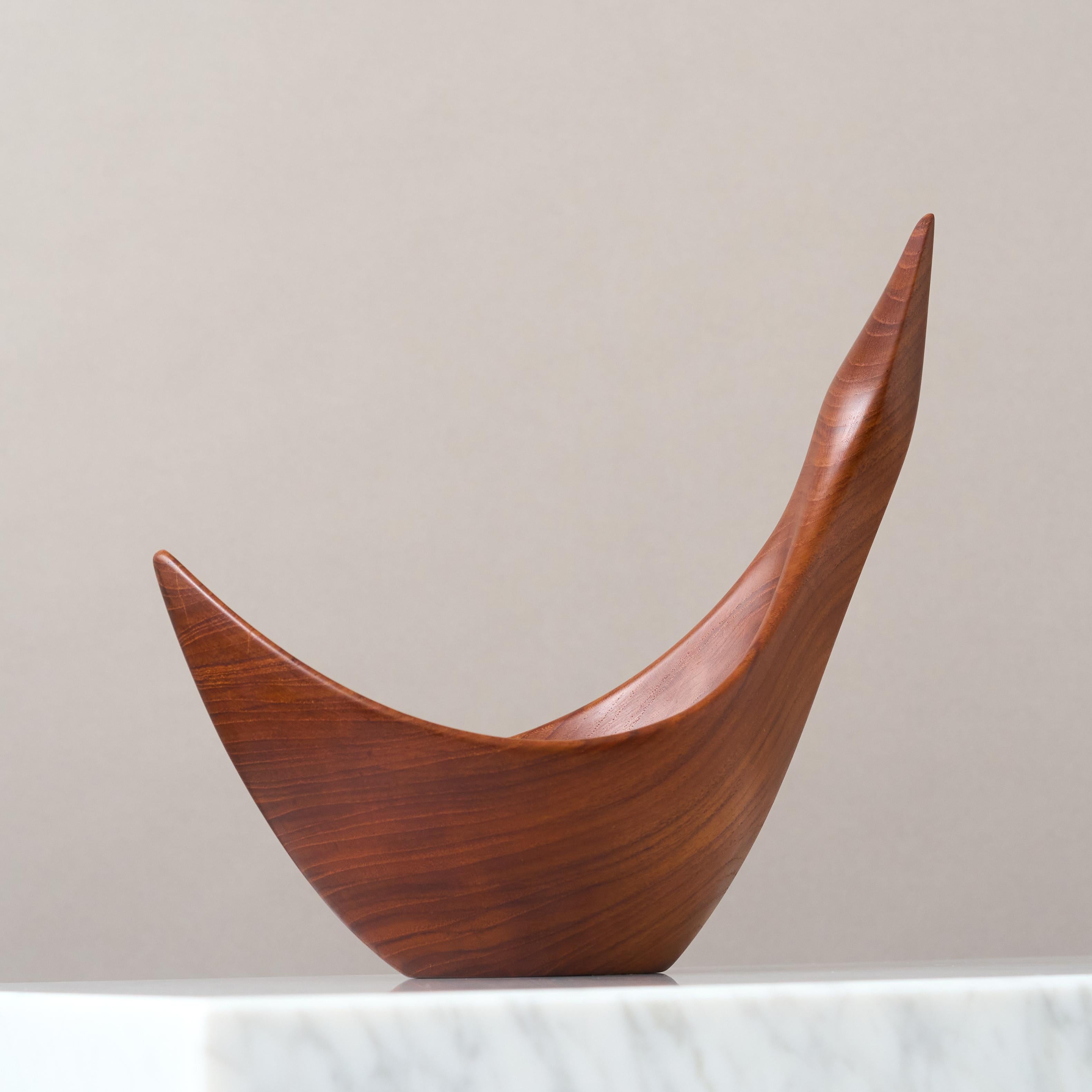 20ième siècle Johnny Mattsson Sculpture / Bol en teck sculpté à la main du milieu du siècle, Suède, années 1950. en vente