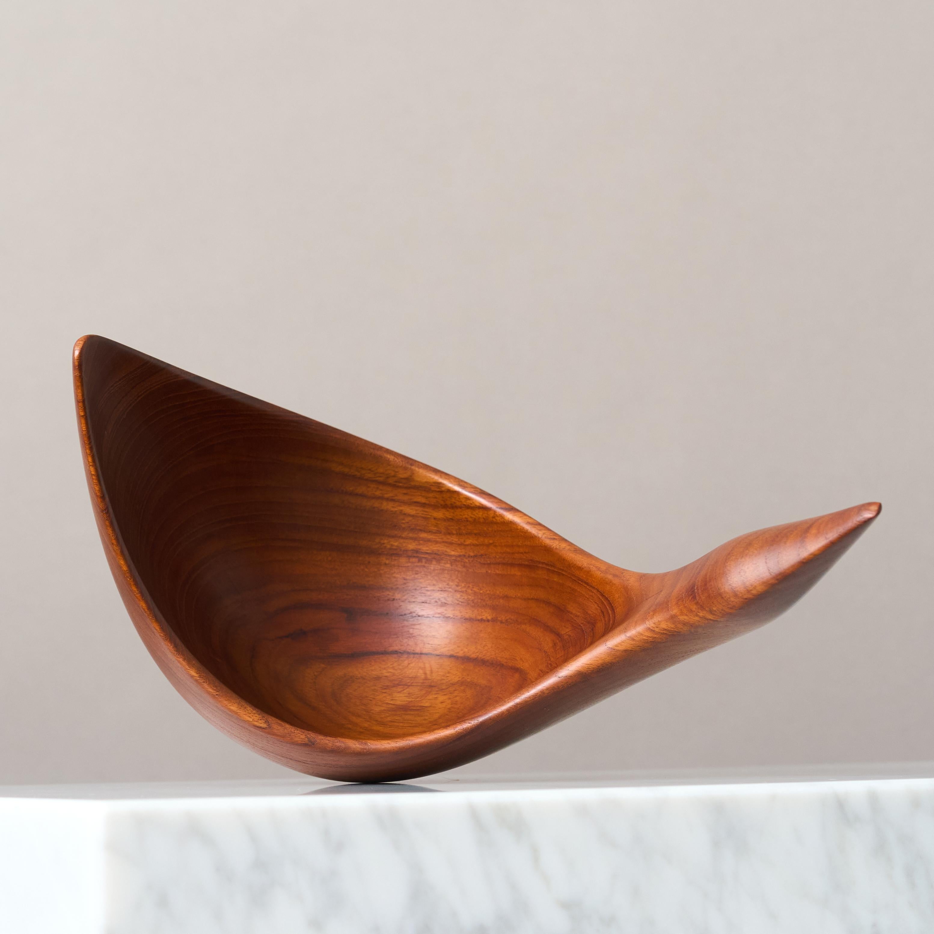 Johnny Mattsson Sculpture / Bol en teck sculpté à la main du milieu du siècle, Suède, années 1950. en vente 1