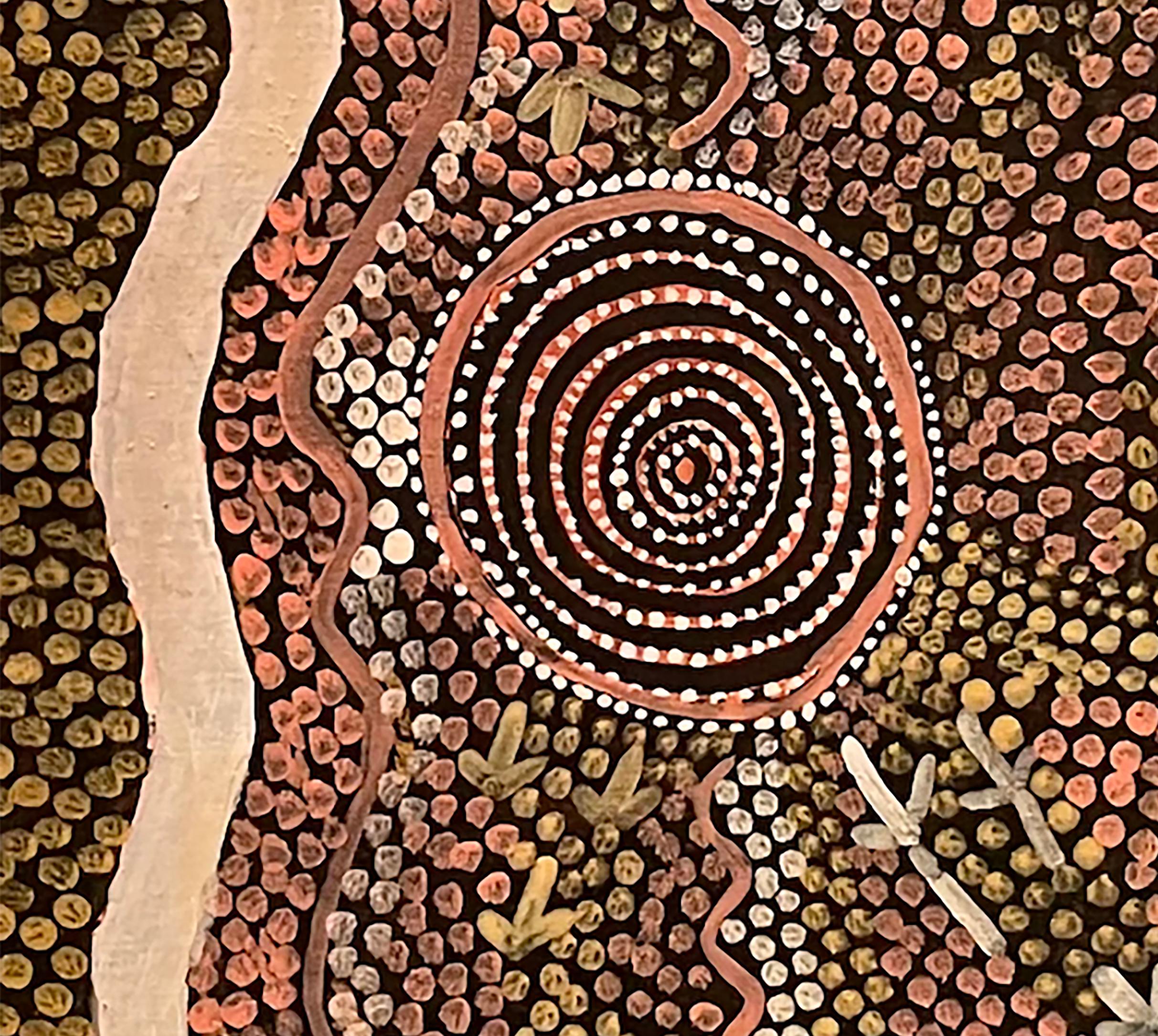 Johnny Warangkula Tjupurrula
1925 - 2001
Nato : Mintjilpirri, Kintore, NT
Gruppo linguistico: Pintupi/Warlpiri
Comunità : Papunya, NT

Johnny Warangkula Tjupurrula è nato nel 1925 a Minjilpirri, vicino al suo principale luogo di sogno Tjilkari.