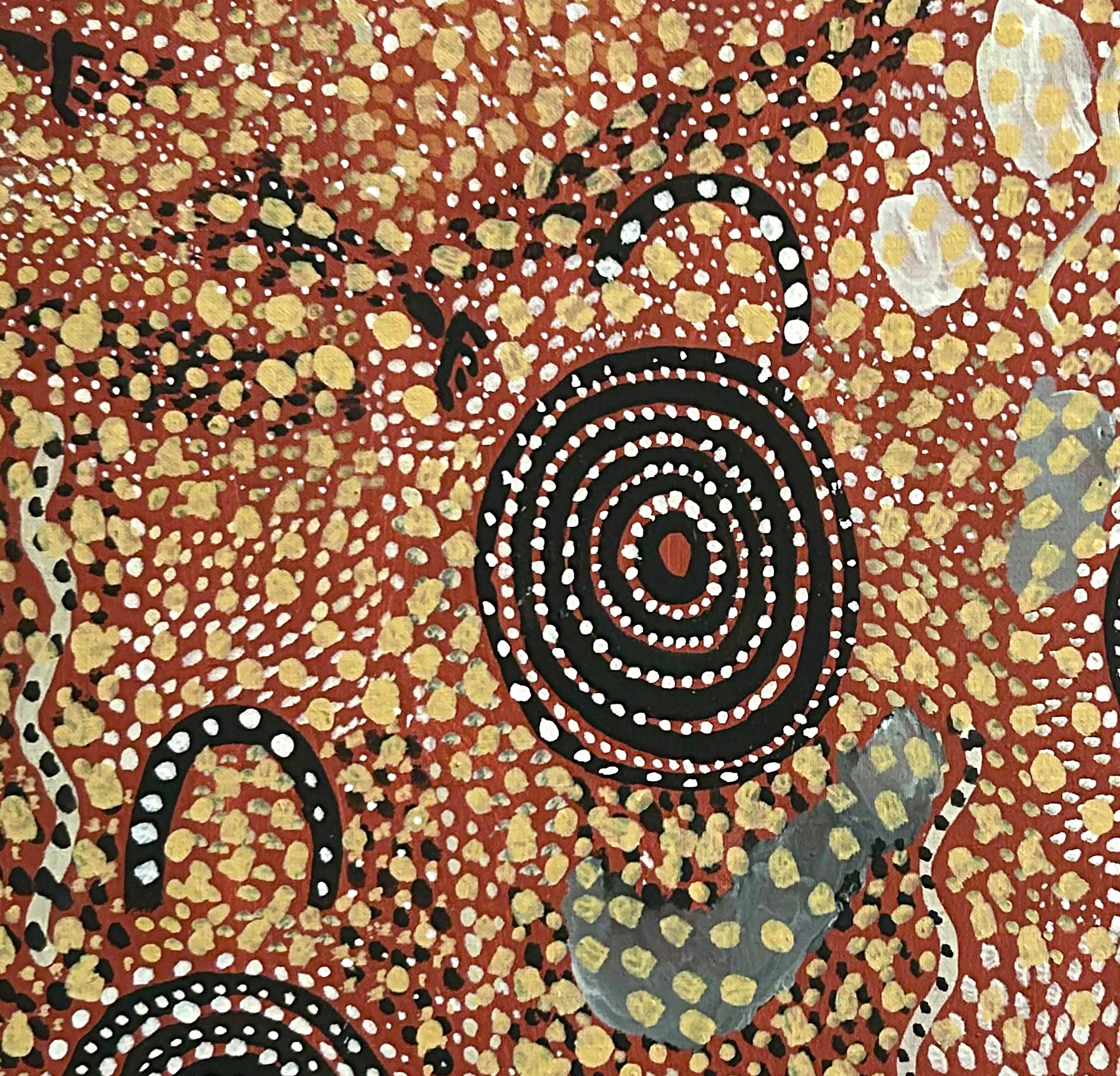 Johnny Warangkula Tjupurrula
1925 - 2001
Geboren: Mintjilpirri, Kintore, NT
Sprachgruppe : Pintupi/Warlpiri
Gemeinde : Papunya, NT

Johnny Warangkula Tjupurrula wurde 1925 in Minjilpirri geboren, ganz in der Nähe befindet sich sein großer Traumort