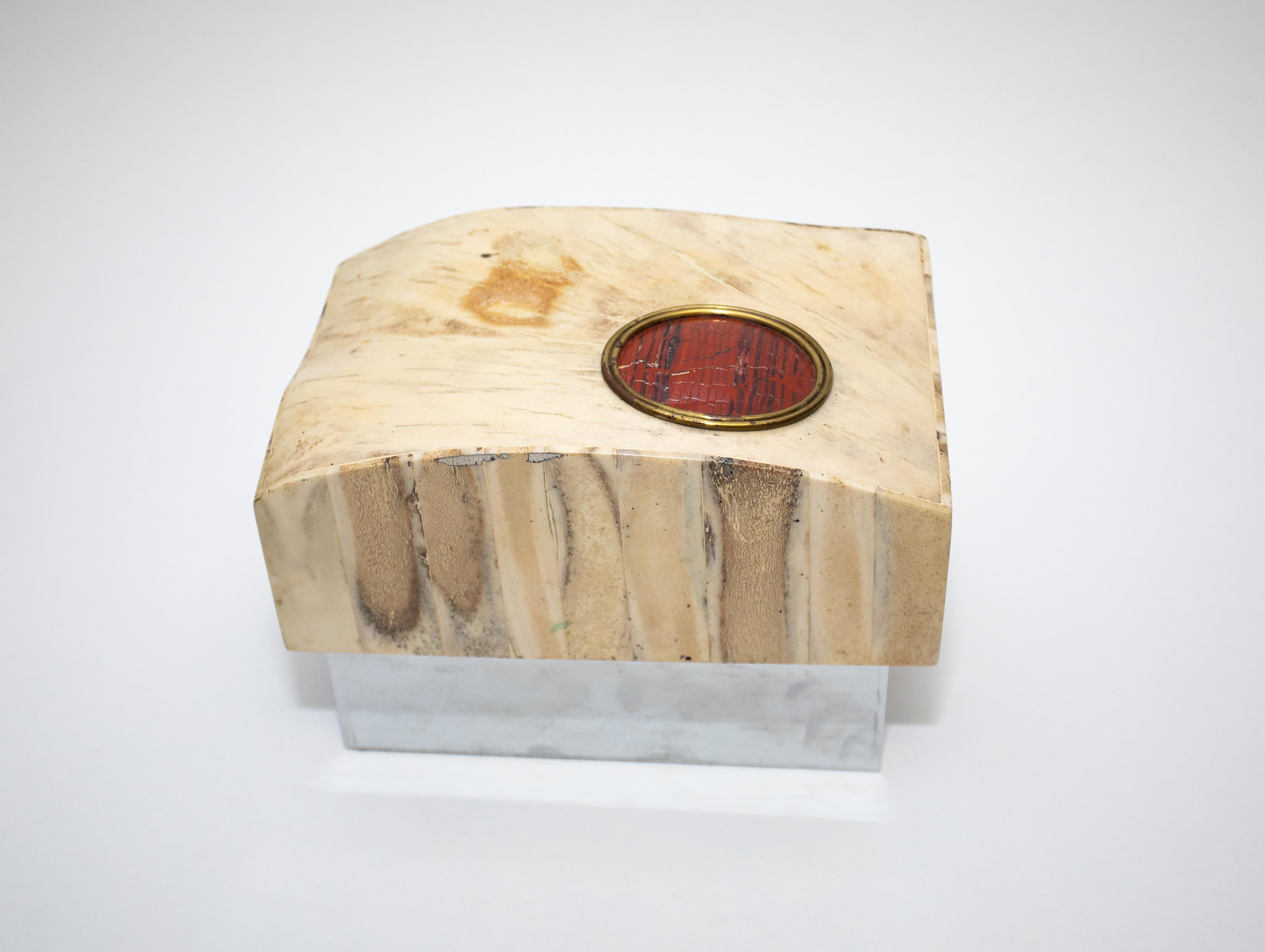 Une boîte à grande échelle
matériaux exotiques et form A
Intérieur doublé.
