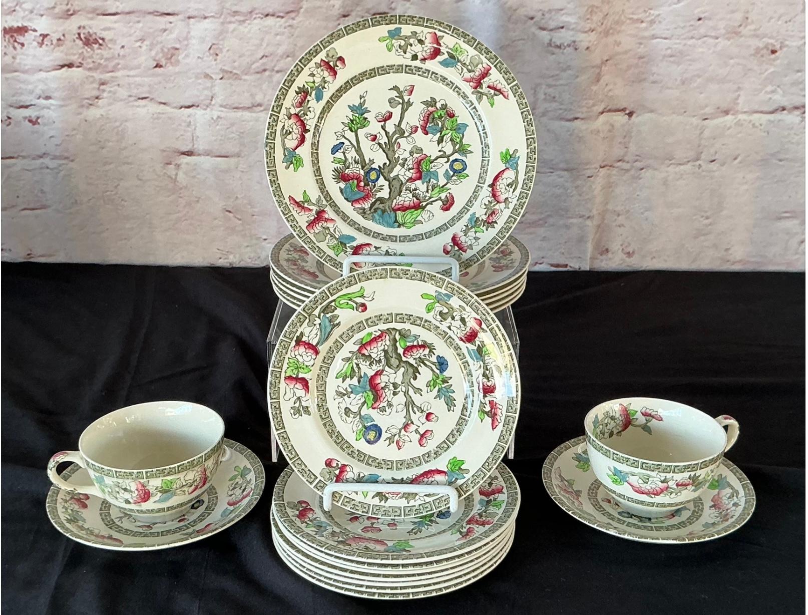 Chine en forme d'arbre indien de Johnson Brothers, ensemble de 49 pièces Bon état - En vente à Bradenton, FL