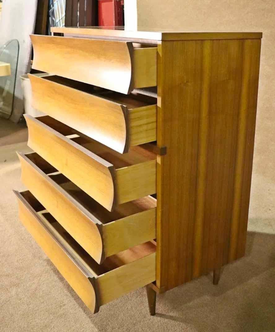 Mid-Century Modern American dresser by Johnson Carper for their Brentwood line. Features curved drawers and walnut grain.
Please confirm location.