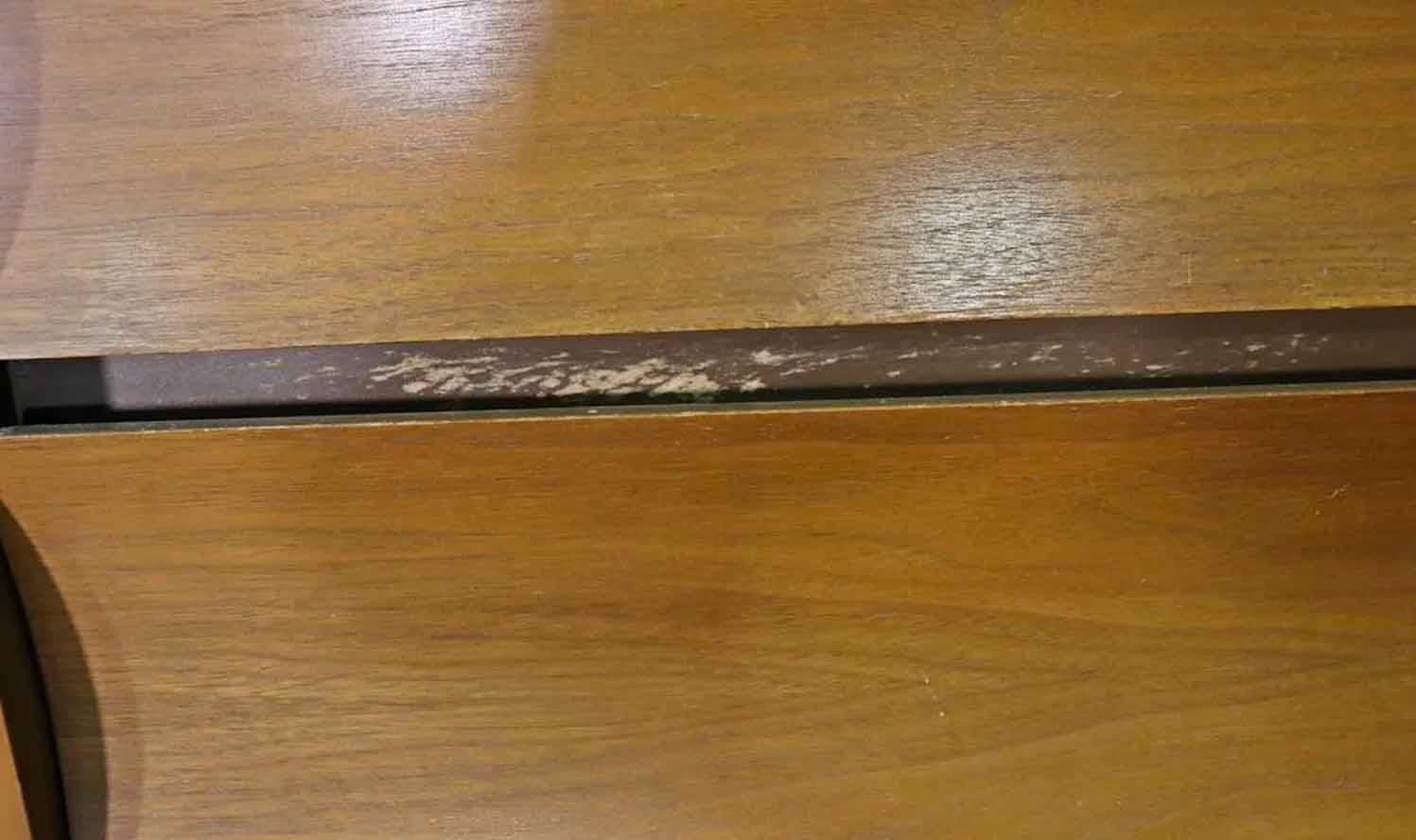 Mid-Century moderno Comò curvo Johnson Carper in vendita