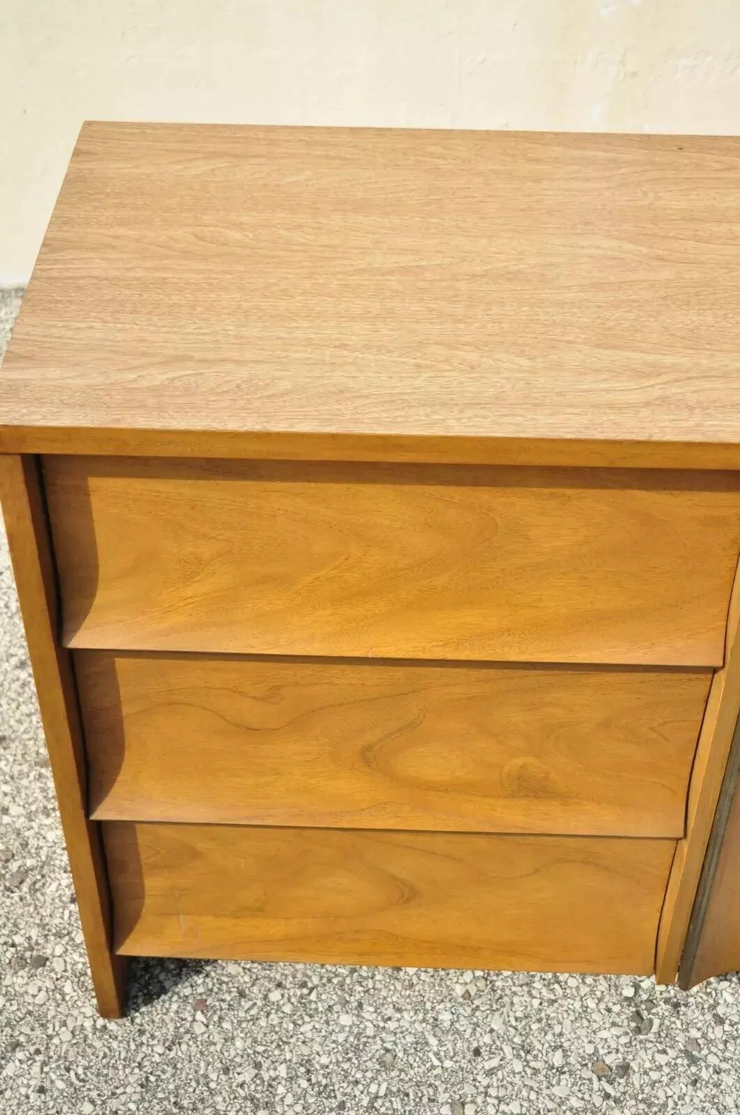 Johnson Carper Mid Century Modern 9 Cajones Laminado Nogal Credenza Cómoda Larga en venta 4