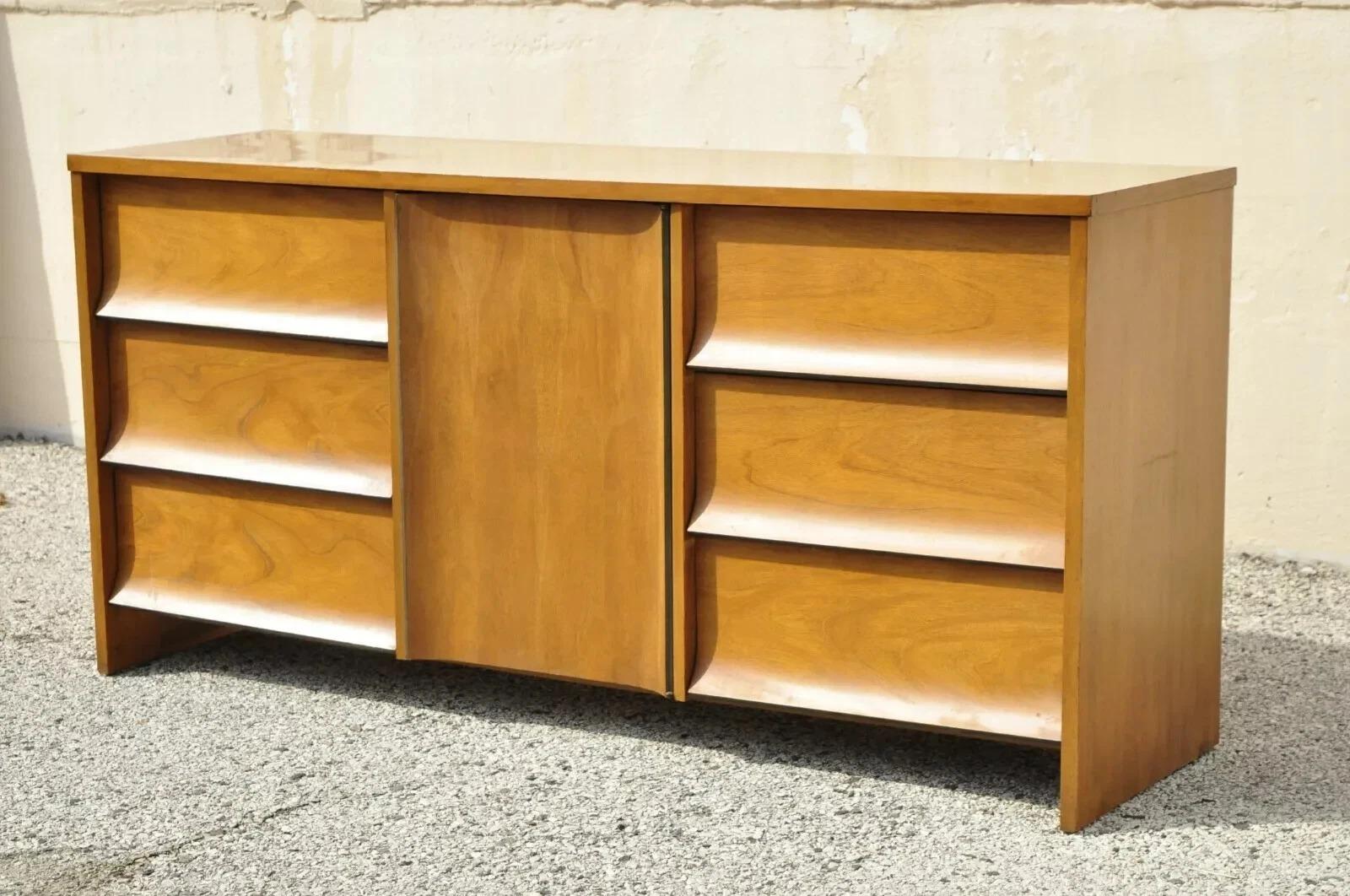 Johnson Carper Mid Century Modern 9 Cajones Laminado Nogal Credenza Cómoda Larga en venta 5