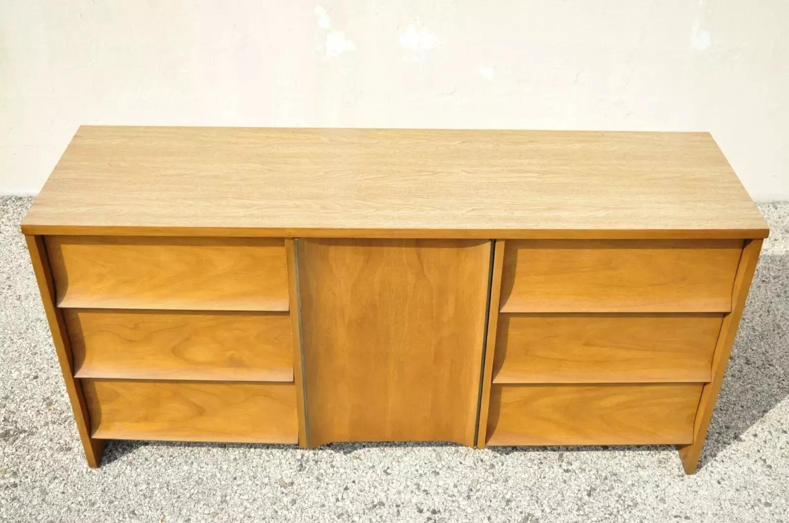 Johnson Carper Mid Century Modern 9 Cajones Laminado Nogal Credenza Cómoda Larga Moderno de mediados de siglo en venta