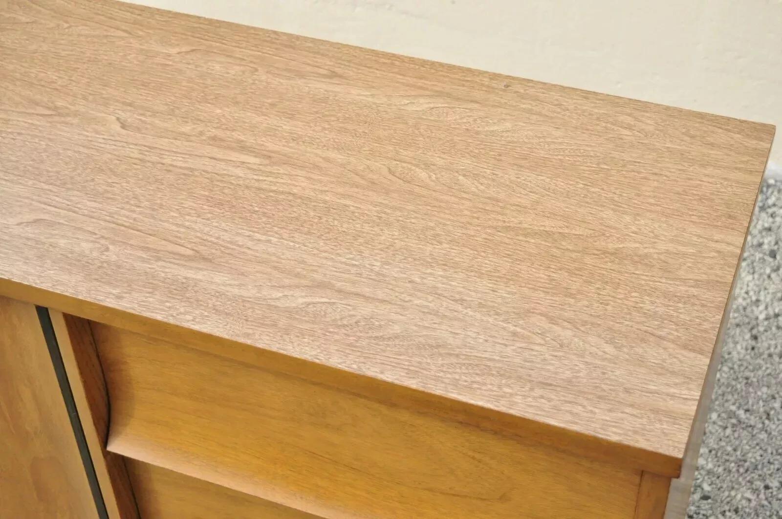 Johnson Carper Mid Century Modern 9 Cajones Laminado Nogal Credenza Cómoda Larga en Bueno estado para la venta en Philadelphia, PA