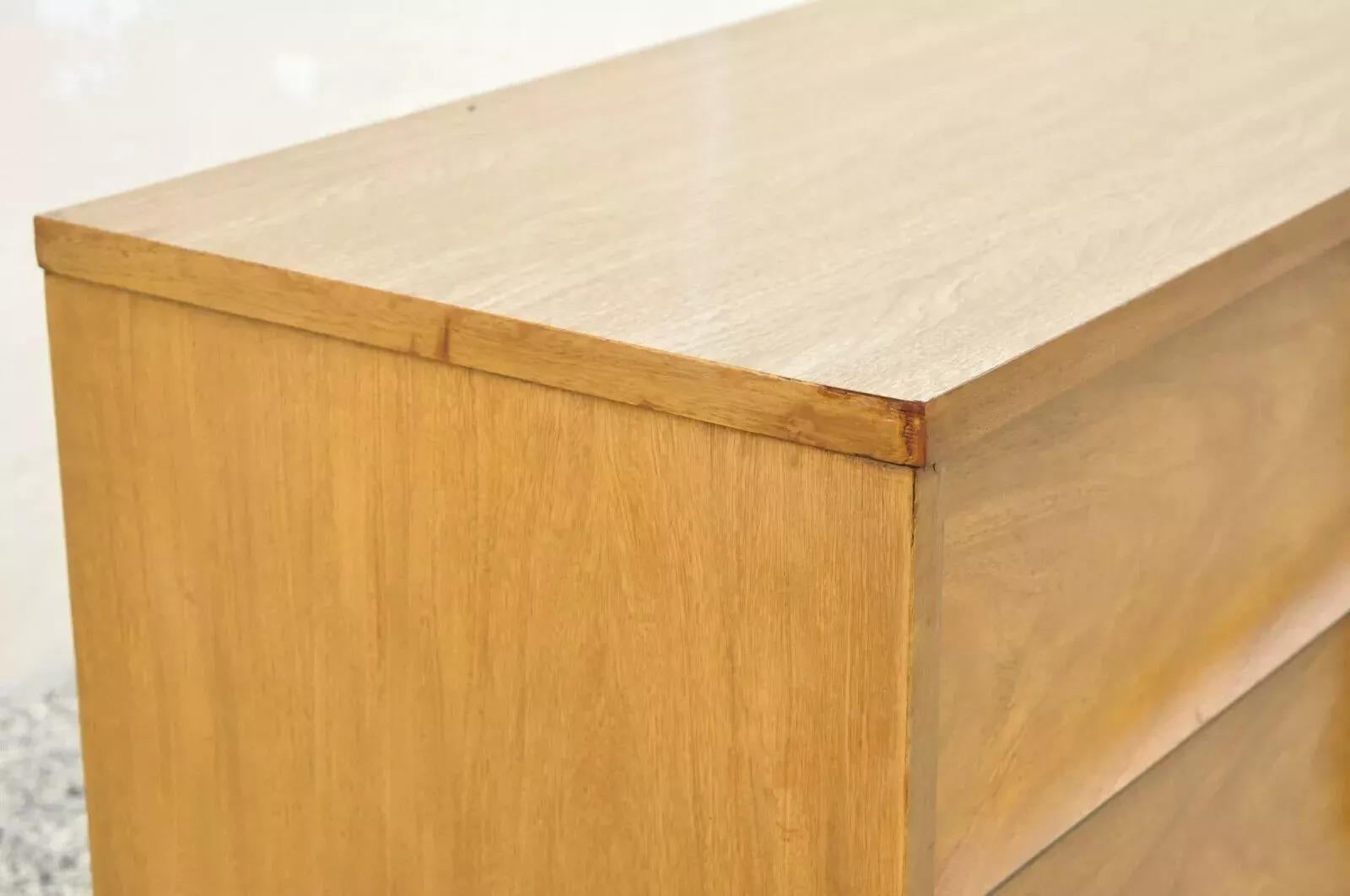 Johnson Carper Mid Century Modern 9 Cajones Laminado Nogal Credenza Cómoda Larga siglo XX en venta