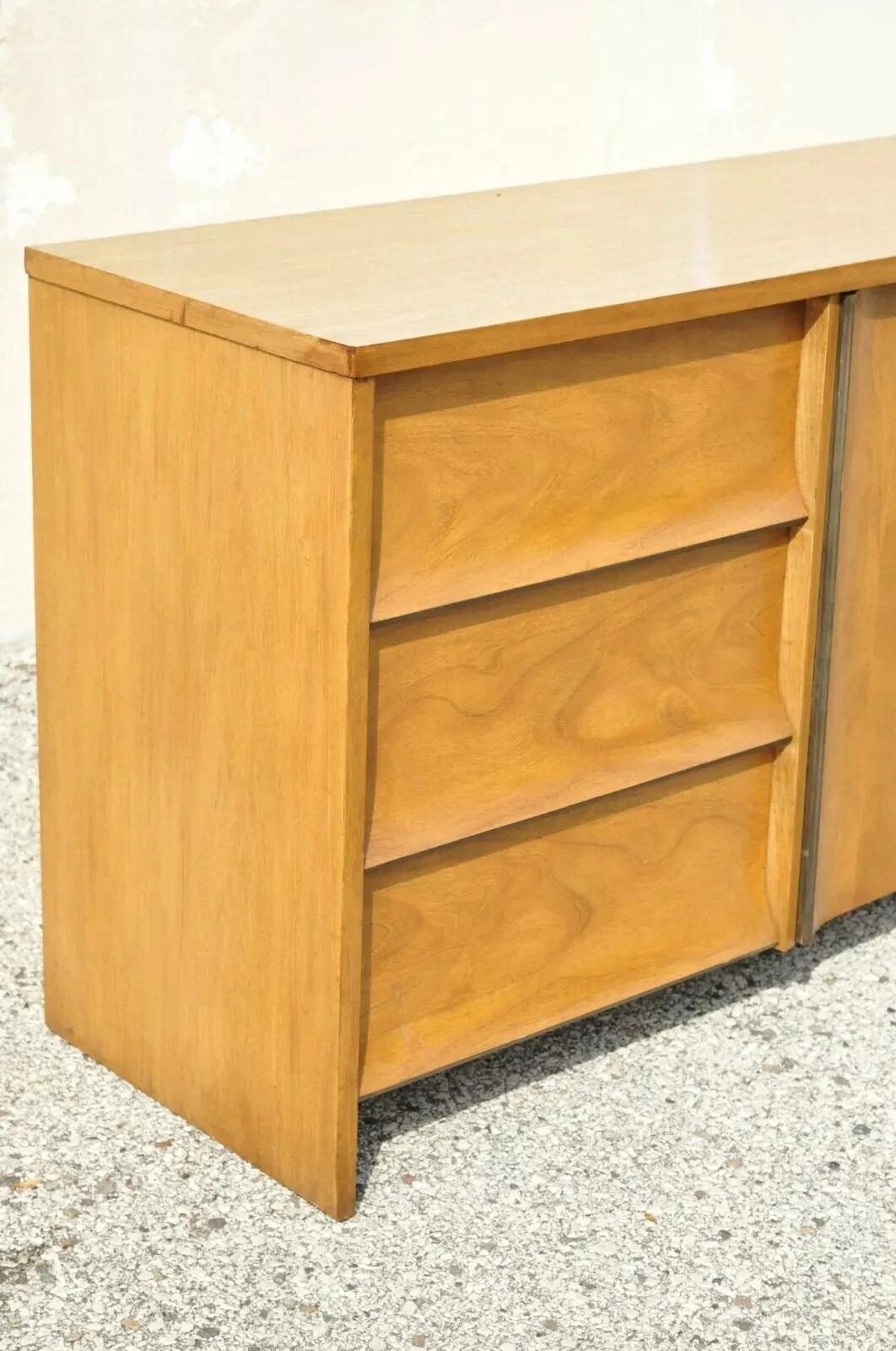 Johnson Carper Mid Century Modern 9 Cajones Laminado Nogal Credenza Cómoda Larga Fórmica en venta