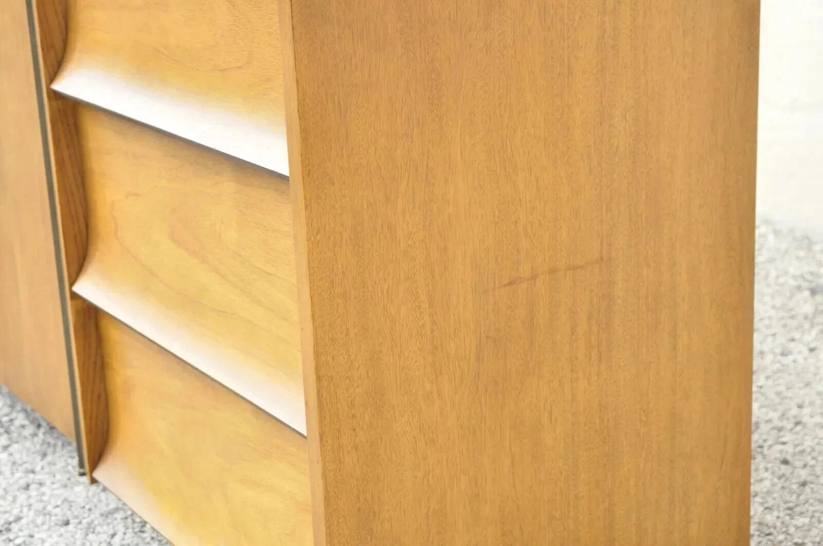 Johnson Carper Mid Century Modern 9 Cajones Laminado Nogal Credenza Cómoda Larga en venta 1