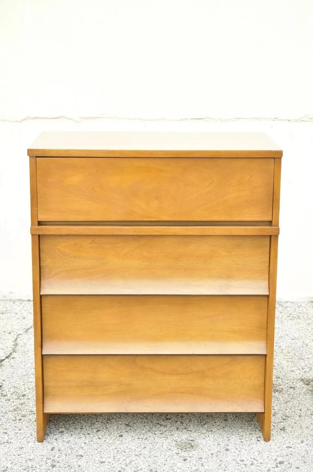 Vintage Johnson Carper Mid Century Modern Walnut Formica Top 4 Drawer Chest Dresser Highboy. L'articolo presenta un piano in formica, bellissime venature del legno, 4 cassetti a coda di rondine, linee pulite e moderniste, forma scultorea ed