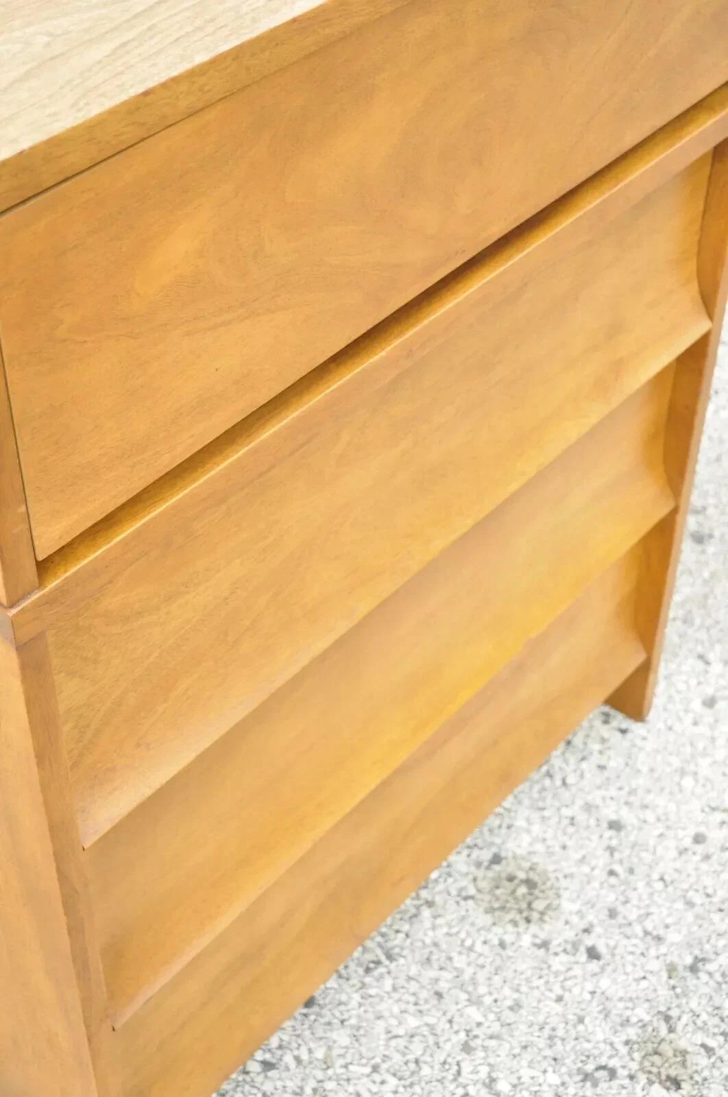 Comò a 4 cassetti con piano in formica in noce Johnson Carper, metà del secolo scorso In condizioni buone in vendita a Philadelphia, PA