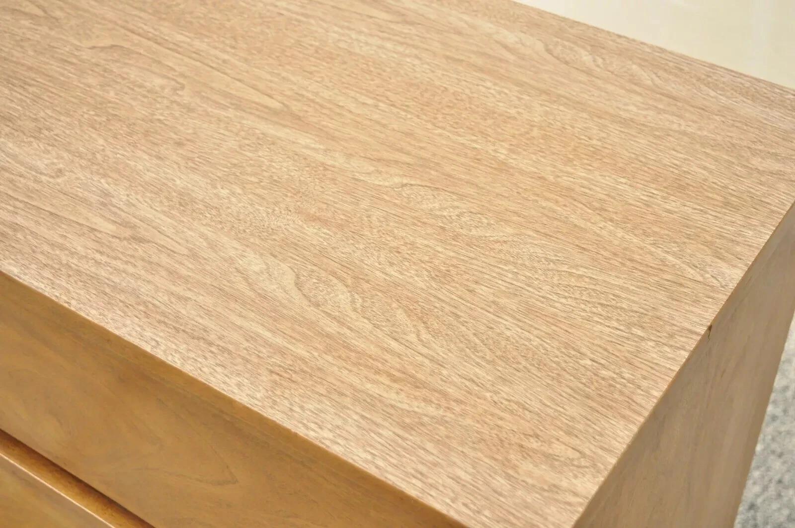 Formica Comò a 4 cassetti con piano in formica in noce Johnson Carper, metà del secolo scorso in vendita