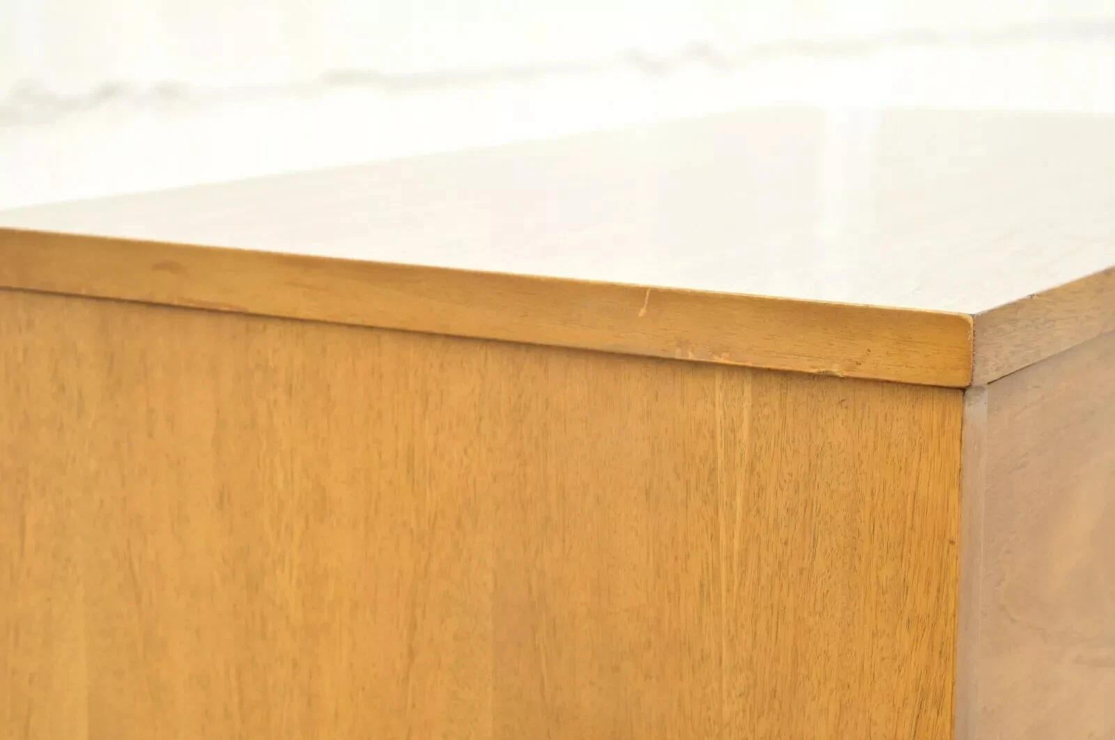 Comò a 4 cassetti con piano in formica in noce Johnson Carper, metà del secolo scorso in vendita 2