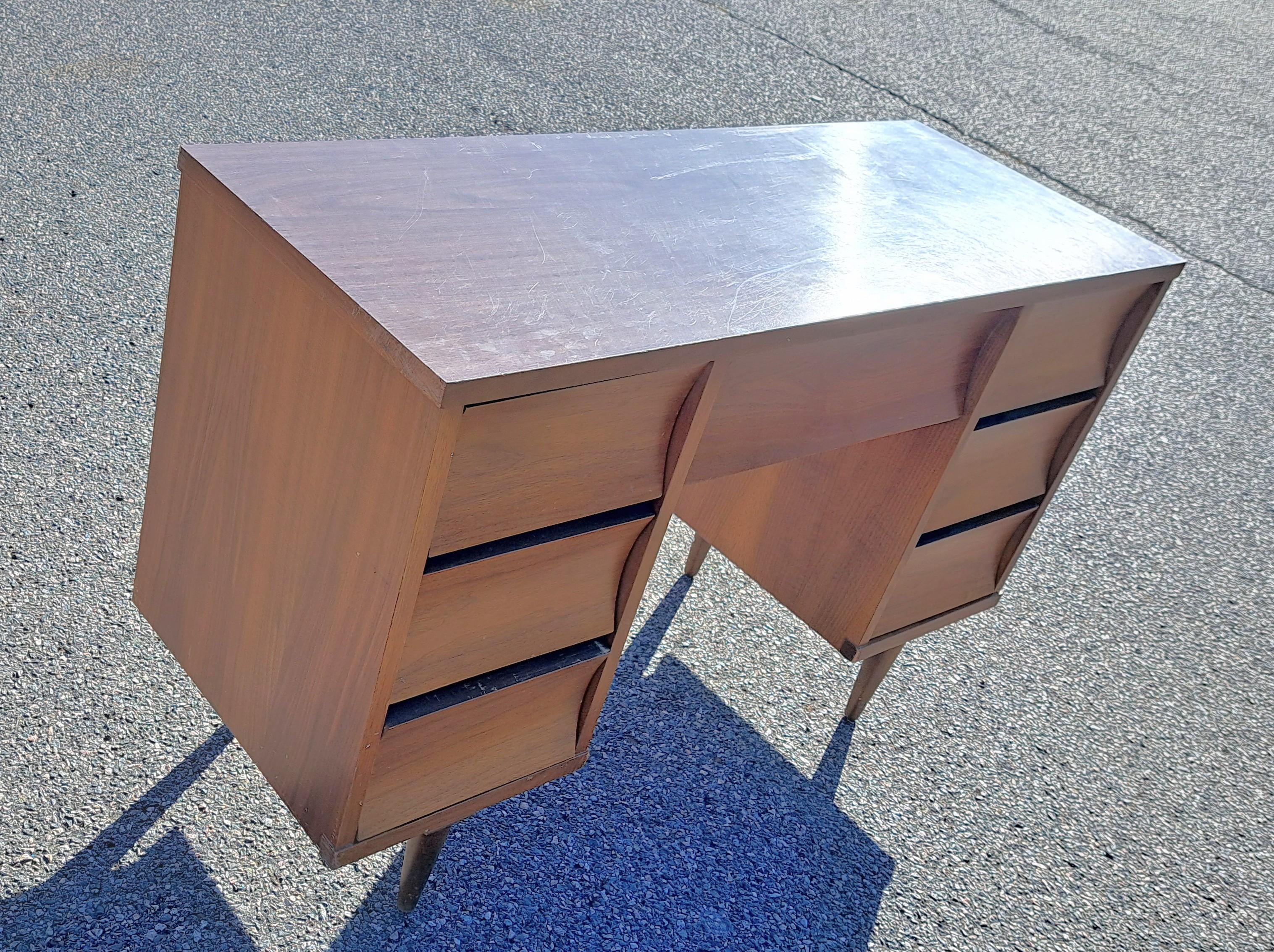 Mid-Century moderno Johnson Carper Scrivania moderna di metà secolo con cassetti scolpiti in vendita