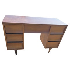 Bureau moderne du milieu du siècle dernier avec tiroirs sculptés de Johnson Carper