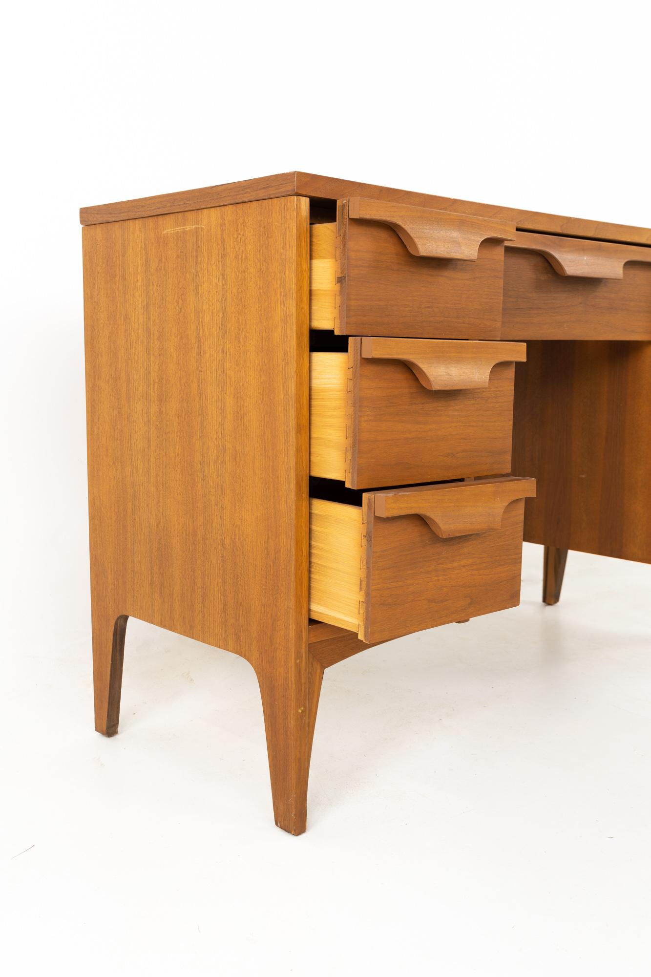 Johnson Carper Midcentury Desk with Hutch and Chair 3