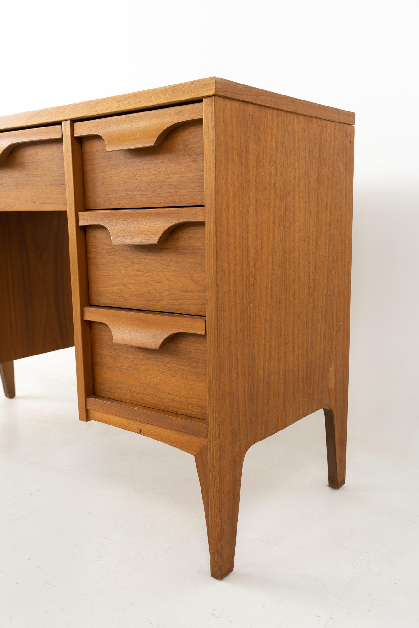 Johnson Carper Midcentury Desk with Hutch and Chair 4